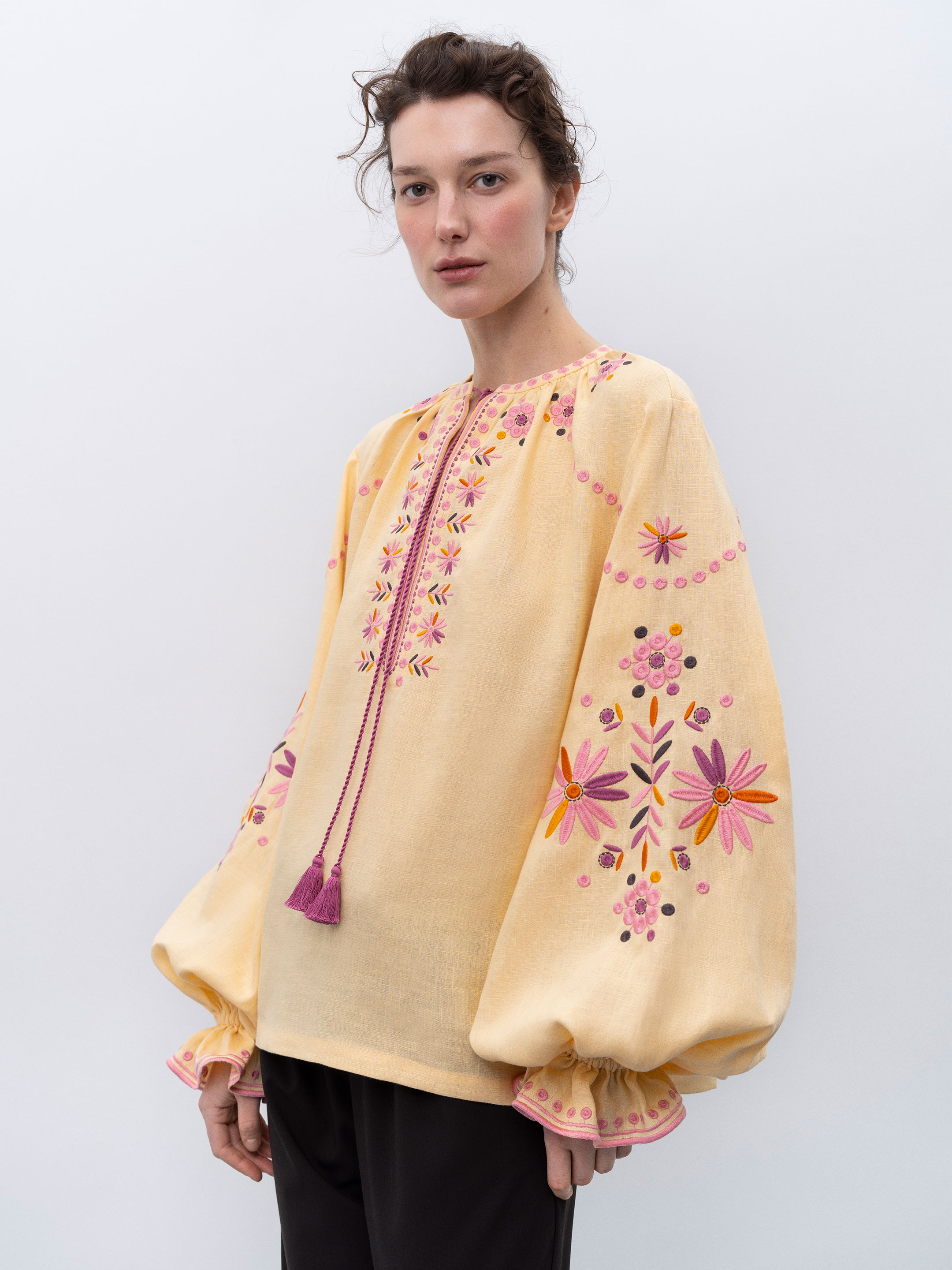 Voluminous embroidered blouse with floral ornaments Kviten - photo 1