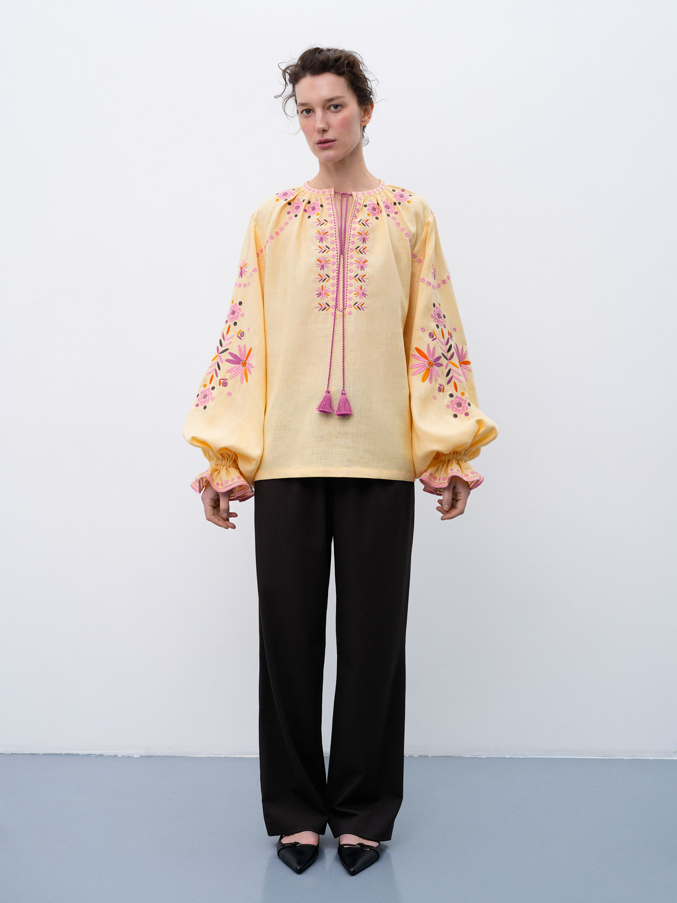 Voluminous embroidered blouse with floral ornaments Kviten - photo 2