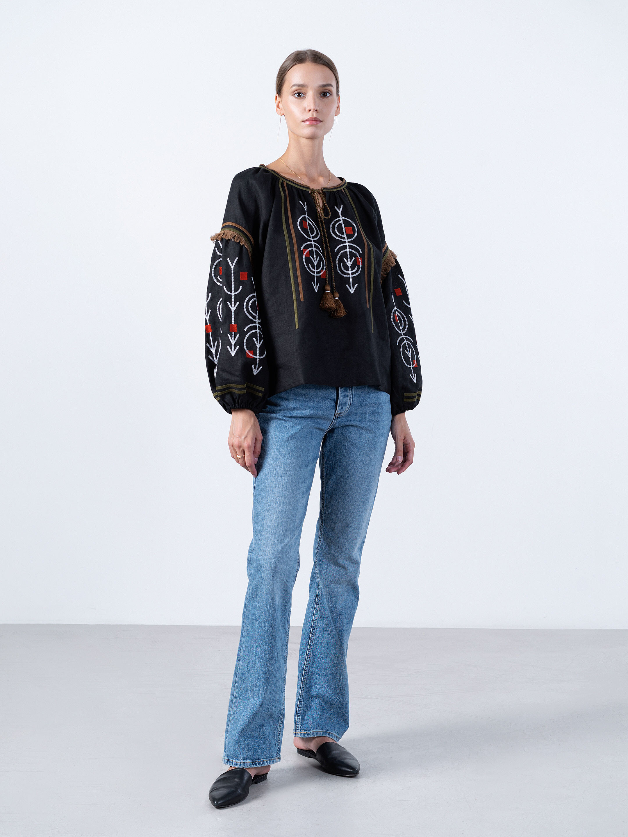 Linen embroidered shirt in black GEO photo