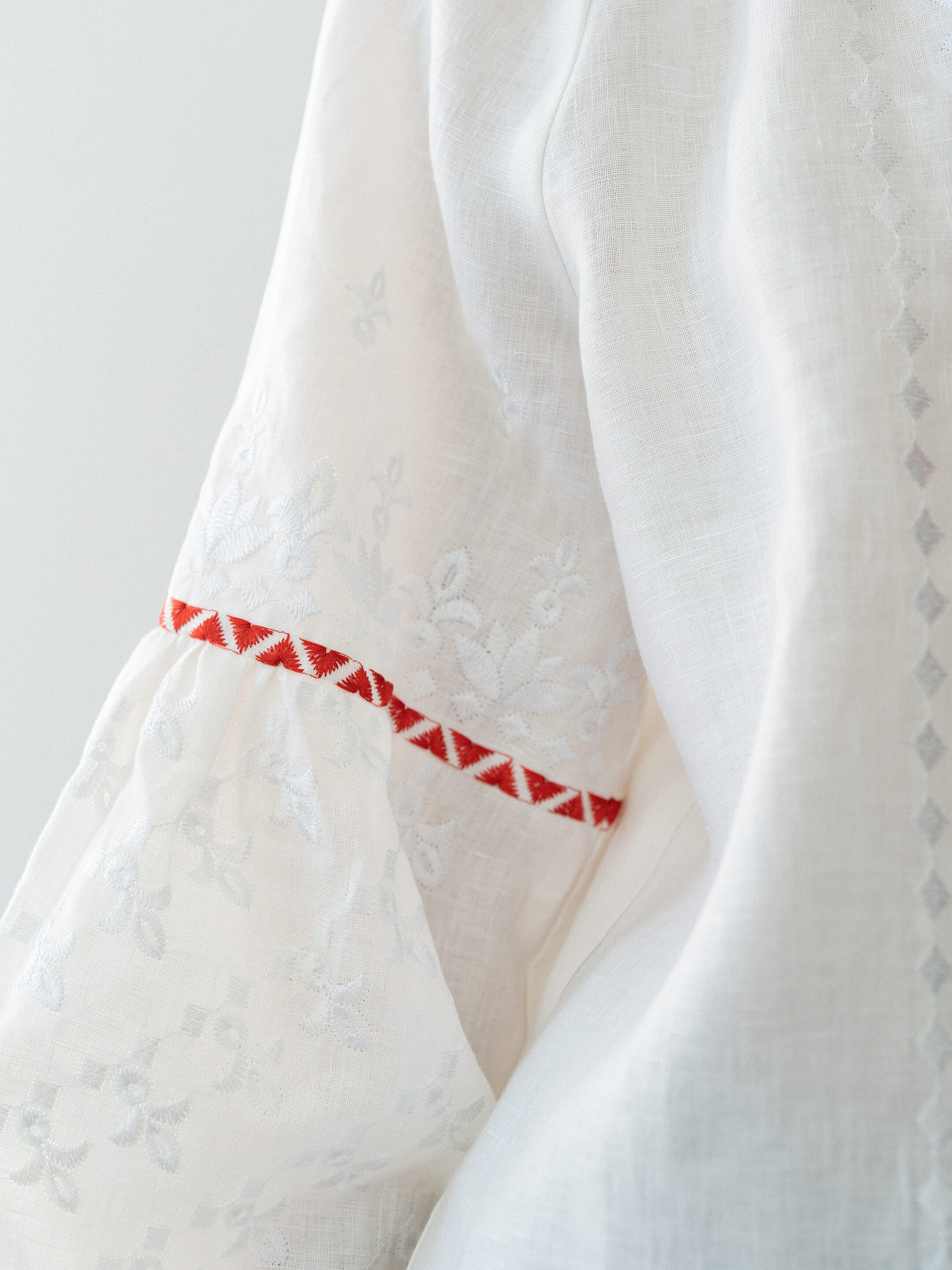 Linen blouse with red and white embroidery Elin ціна
