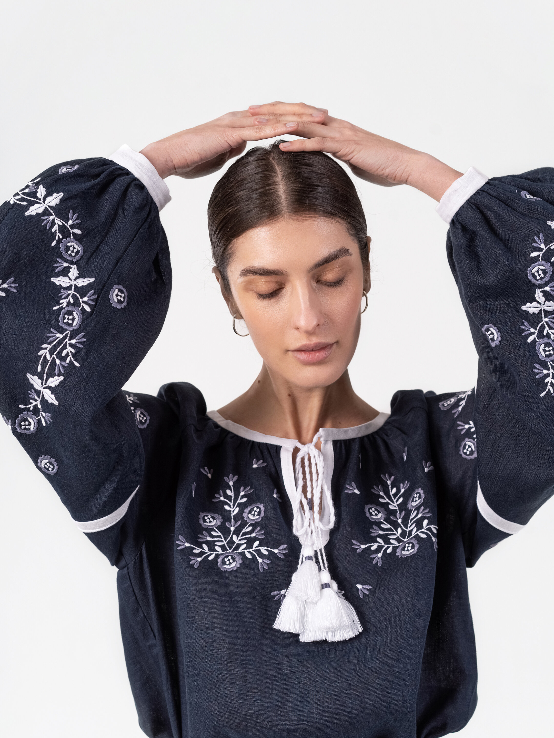Embroidered shirt in dark blue with ornament Moonlight fitting