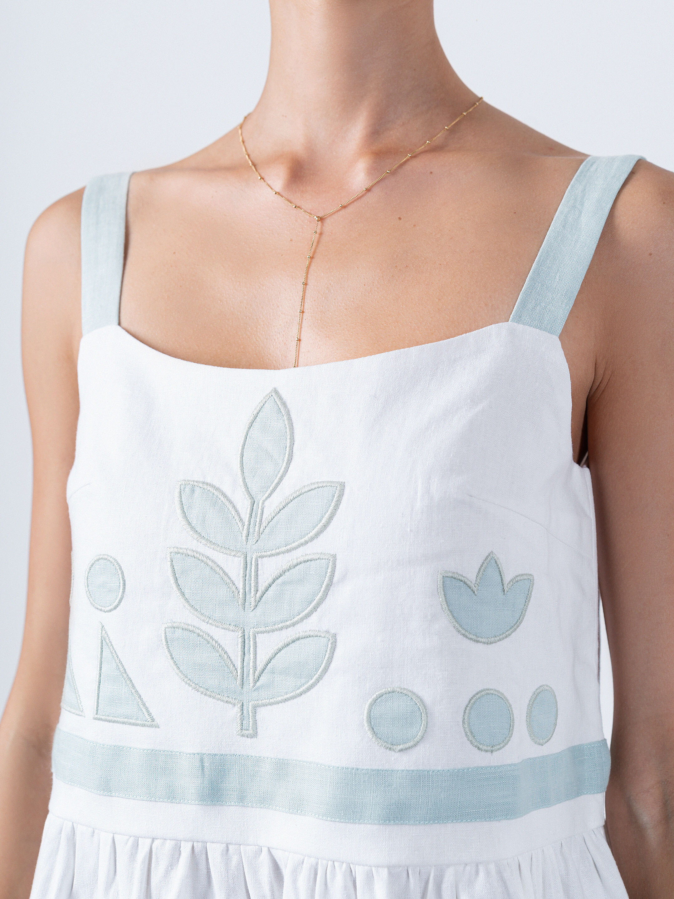 Linen white sundress with applique White Planta photo