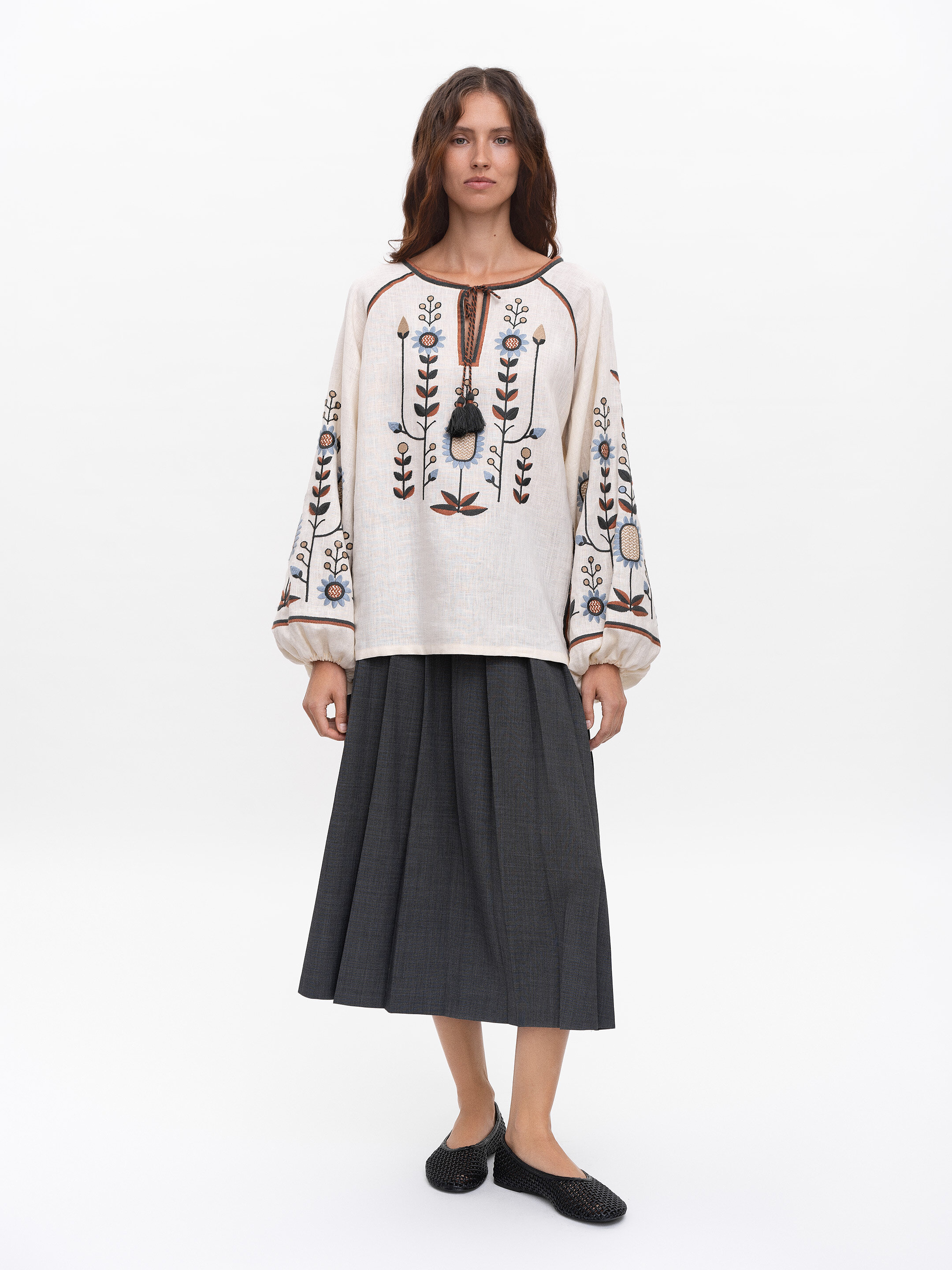 Embroidered shirt with floral ornament Lito photo
