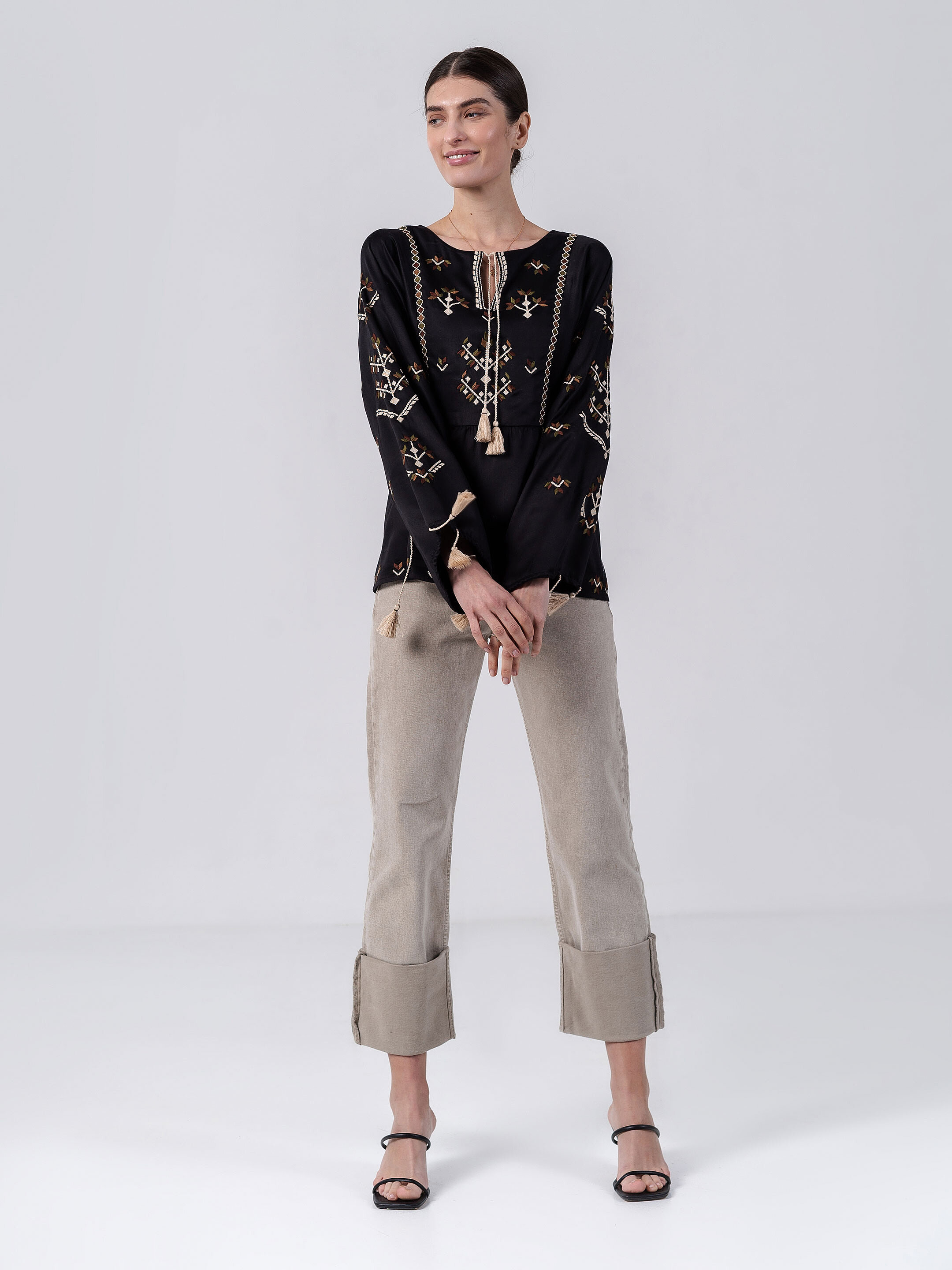 Lightweight free-cut blouse with ornaments Indi choose