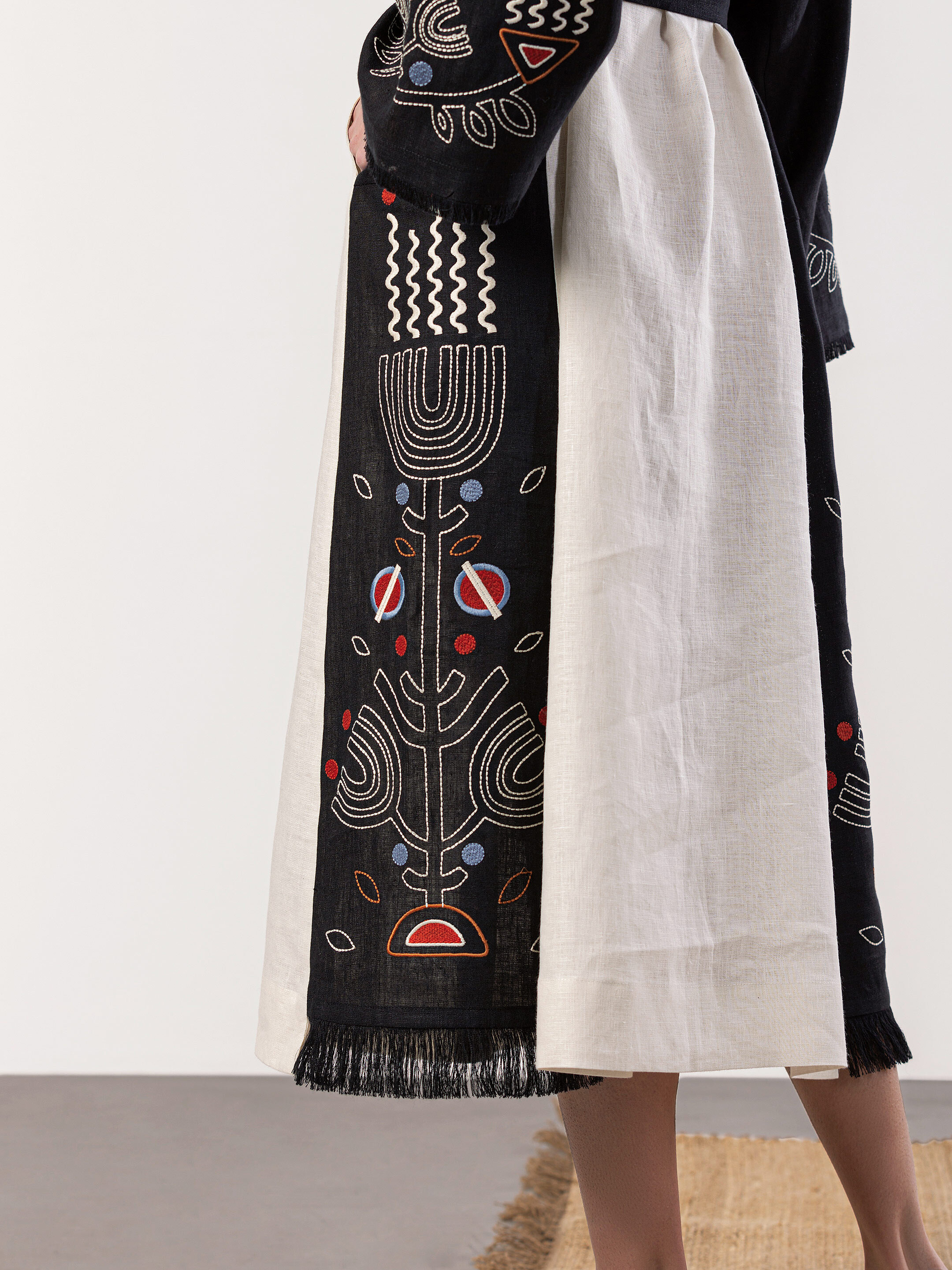 Free cut linen dress in boho style Cometa black fitting