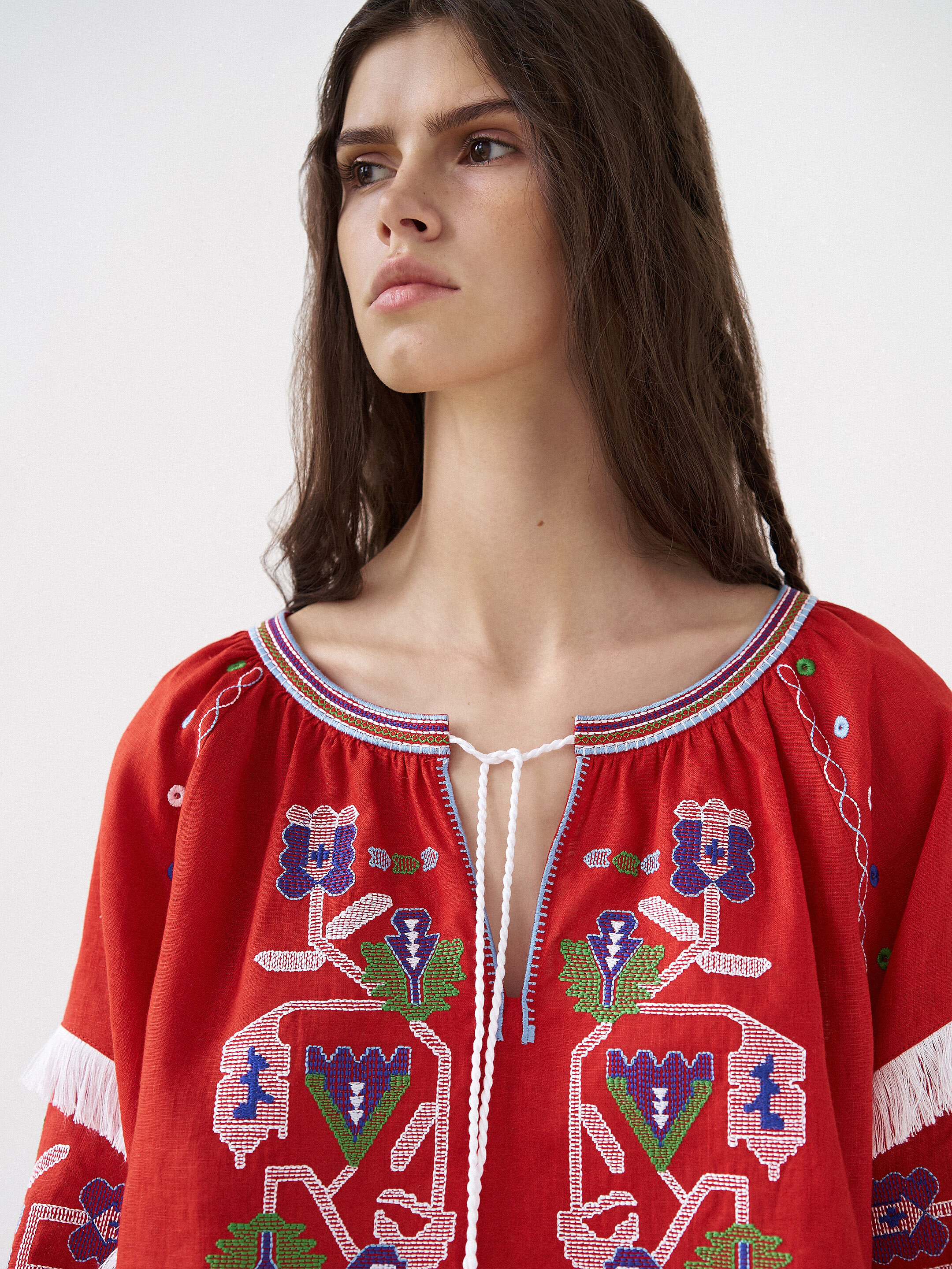 Linen shirt with floral embroidery Oksamyt fitting