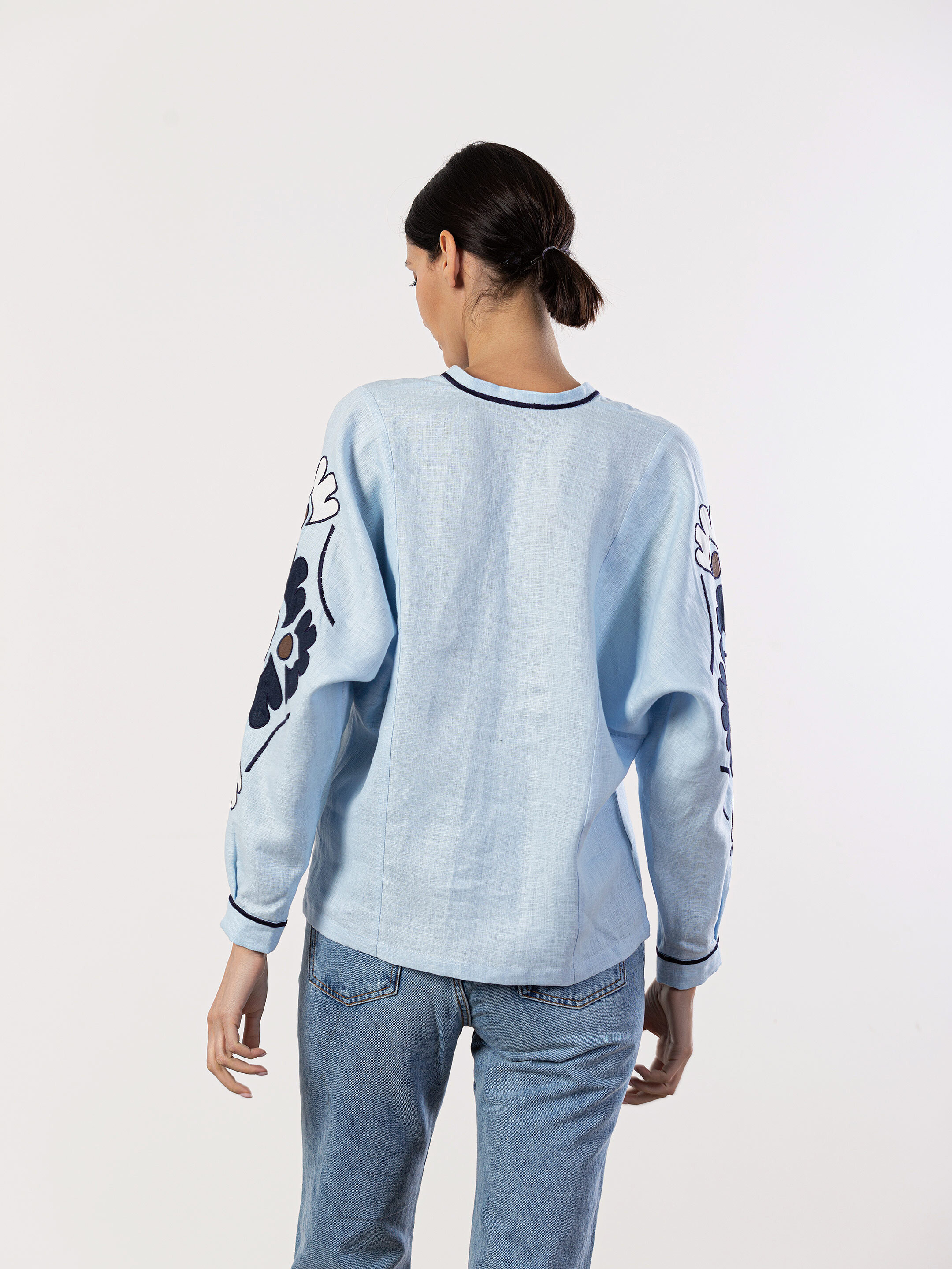 Embroidered shirt in blue linen Aqua choose