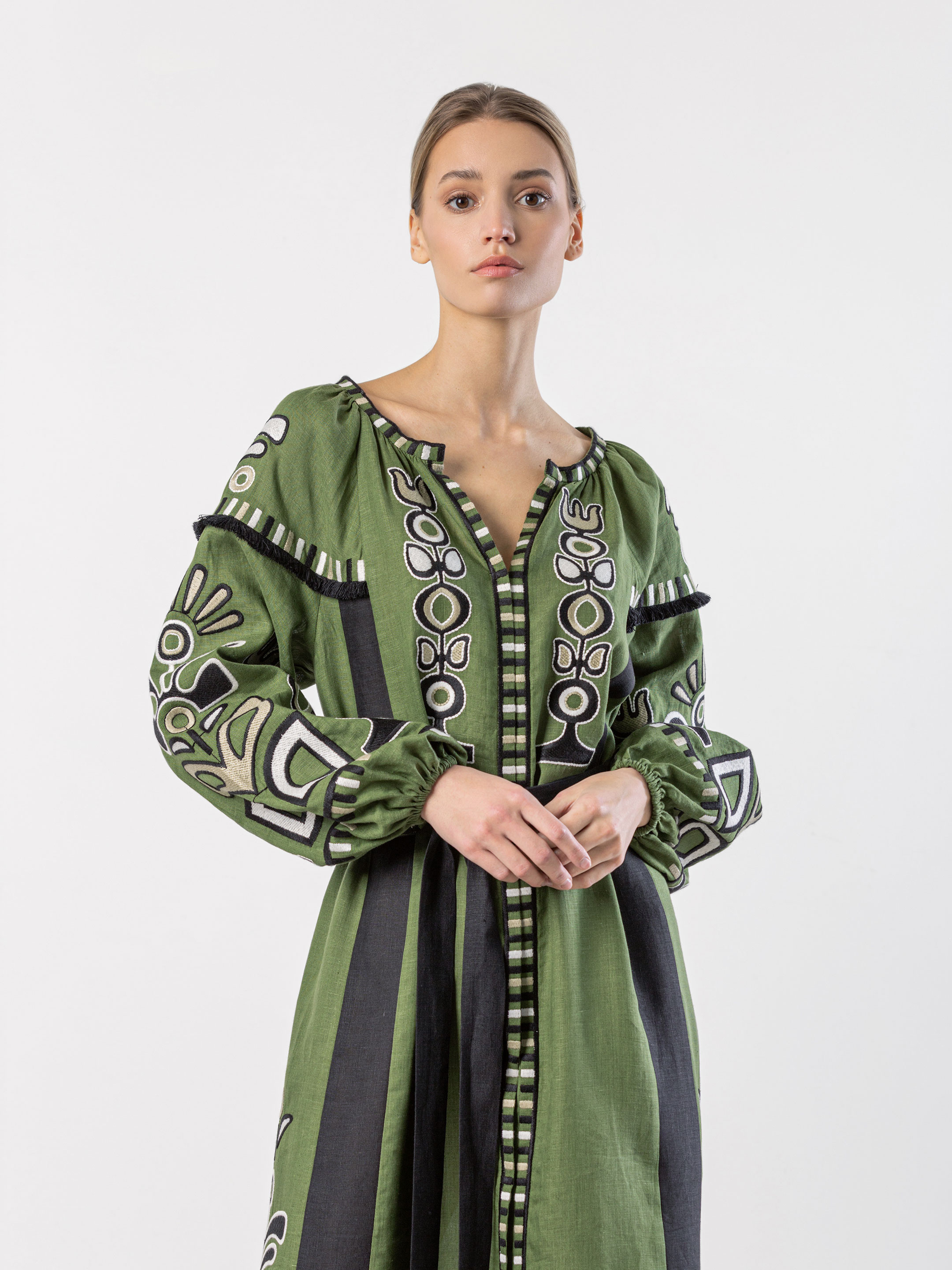 Green dress with black applique and embroidery VILHA - photo 2