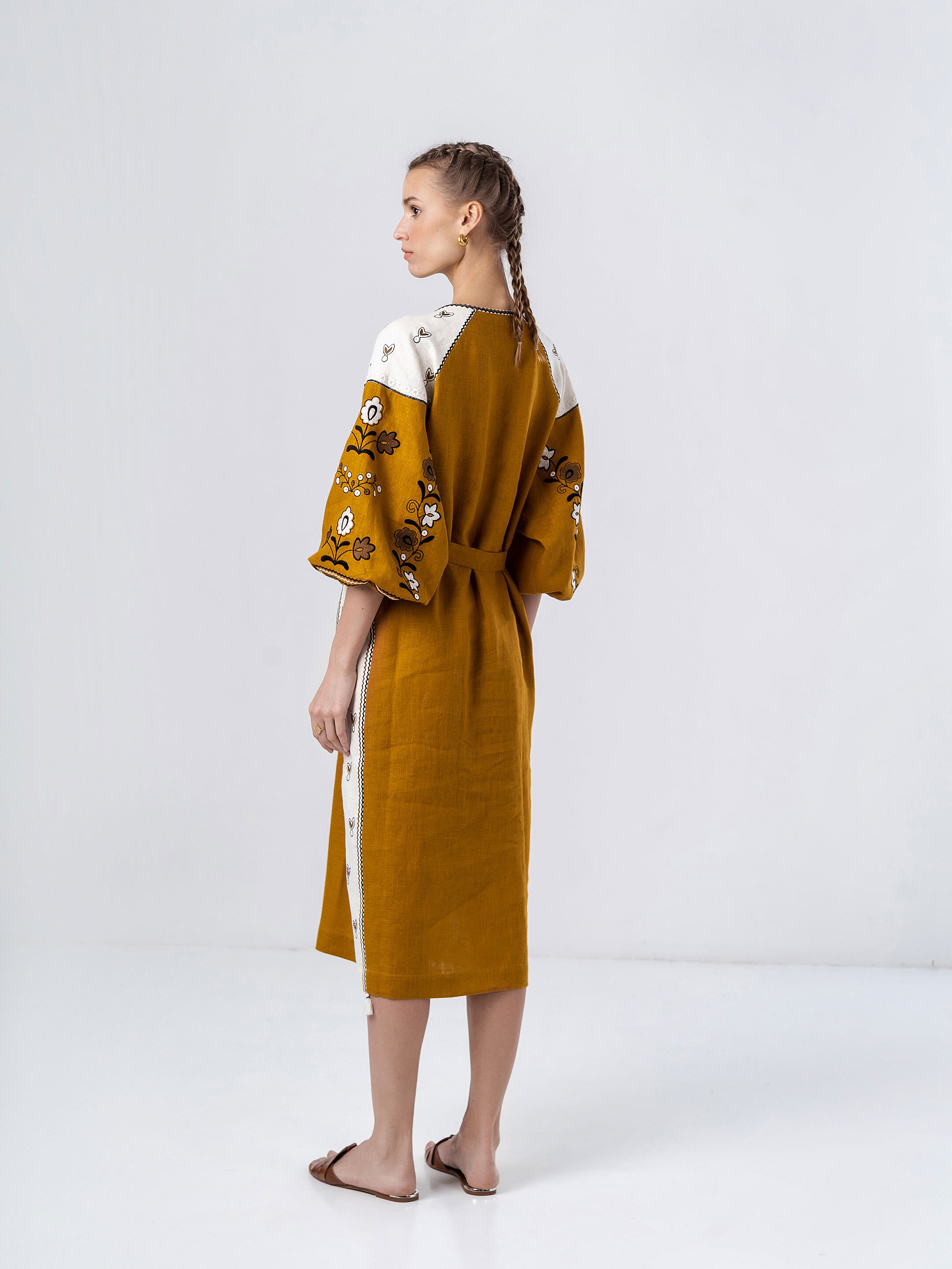 Linen dress with floral ornament April Yellow fitting