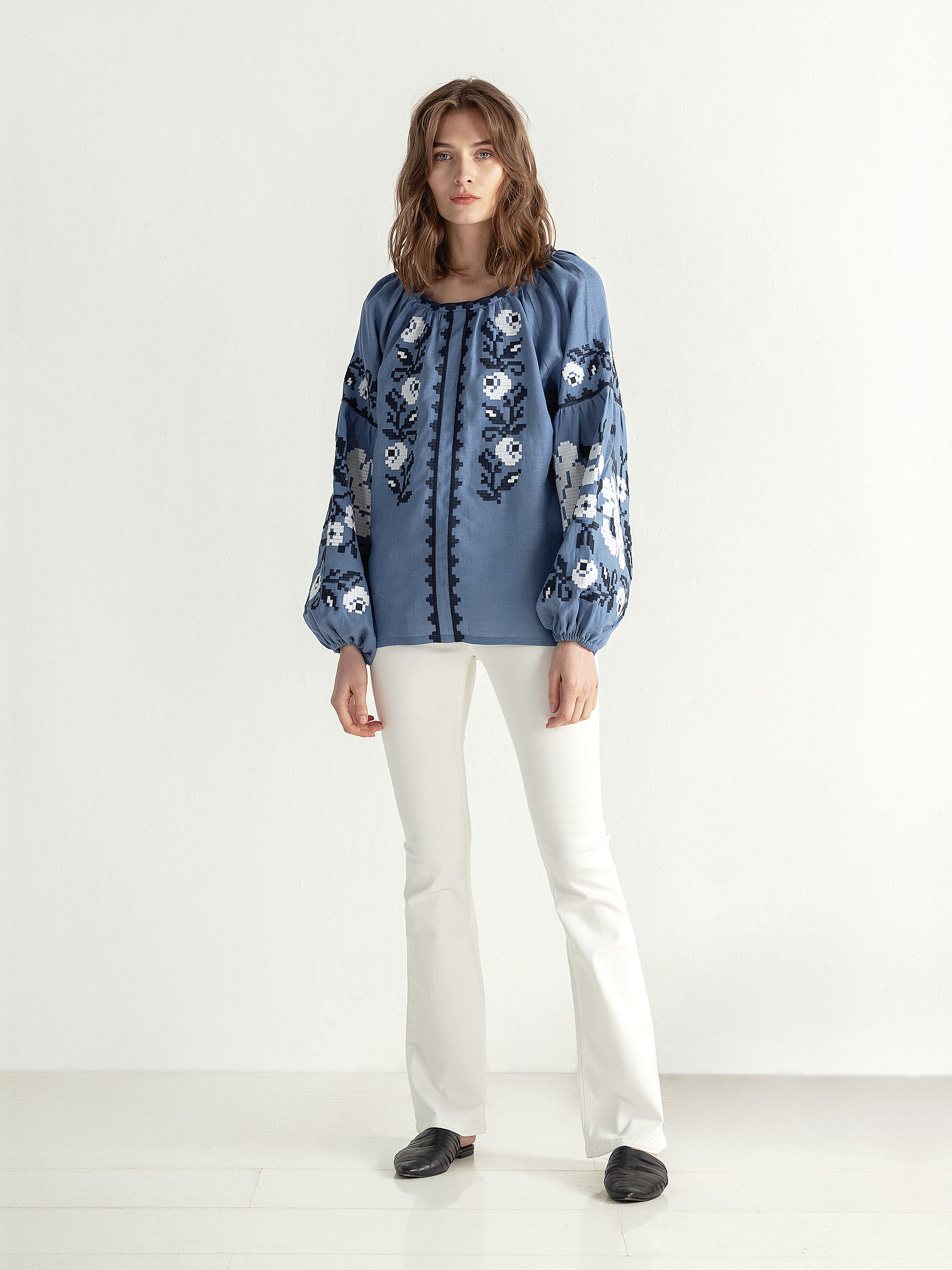 Embroidered shirt in blue linen FLOW 2 photo
