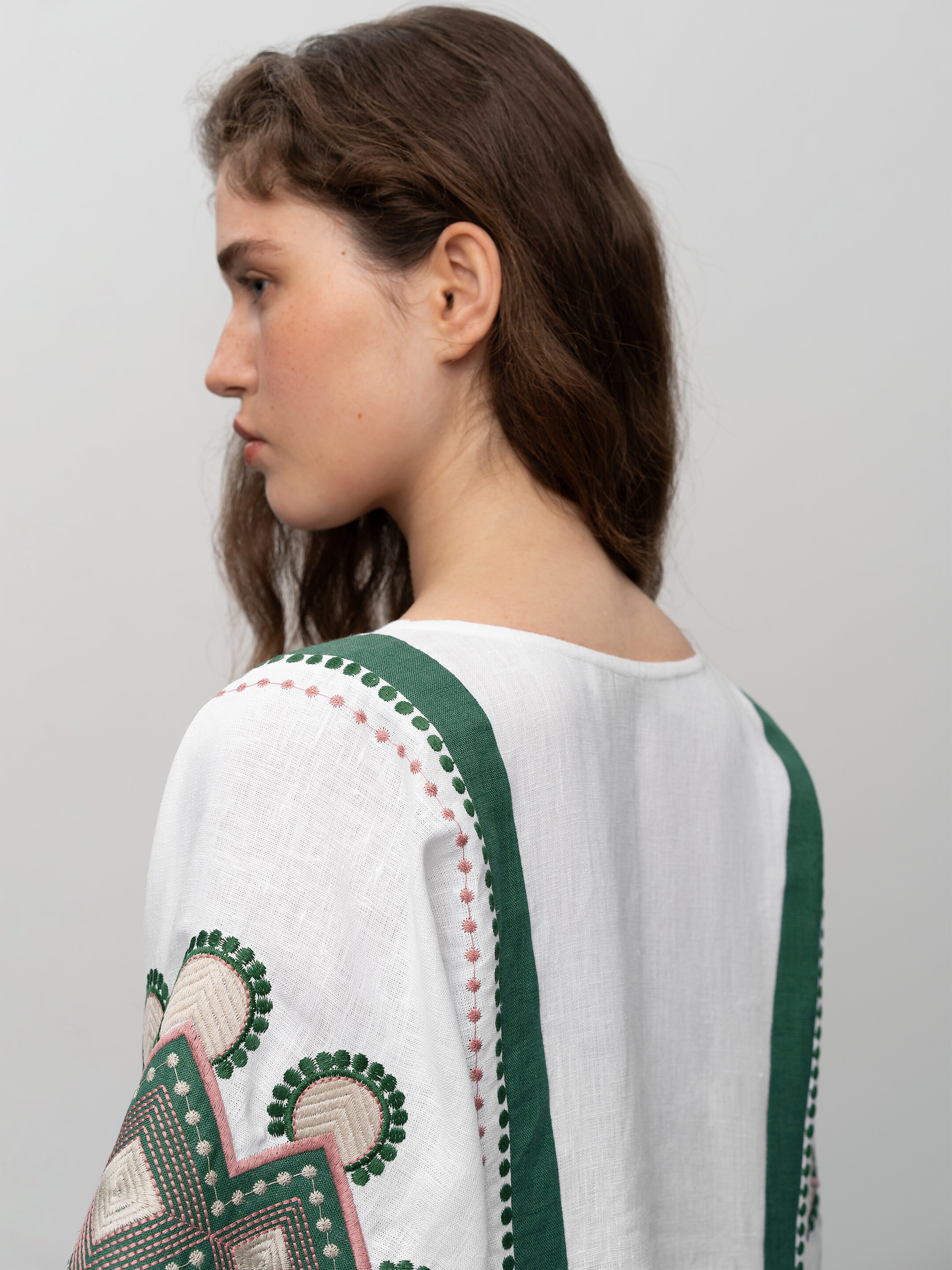 Free-cut white dress with embroidery Temple fitting