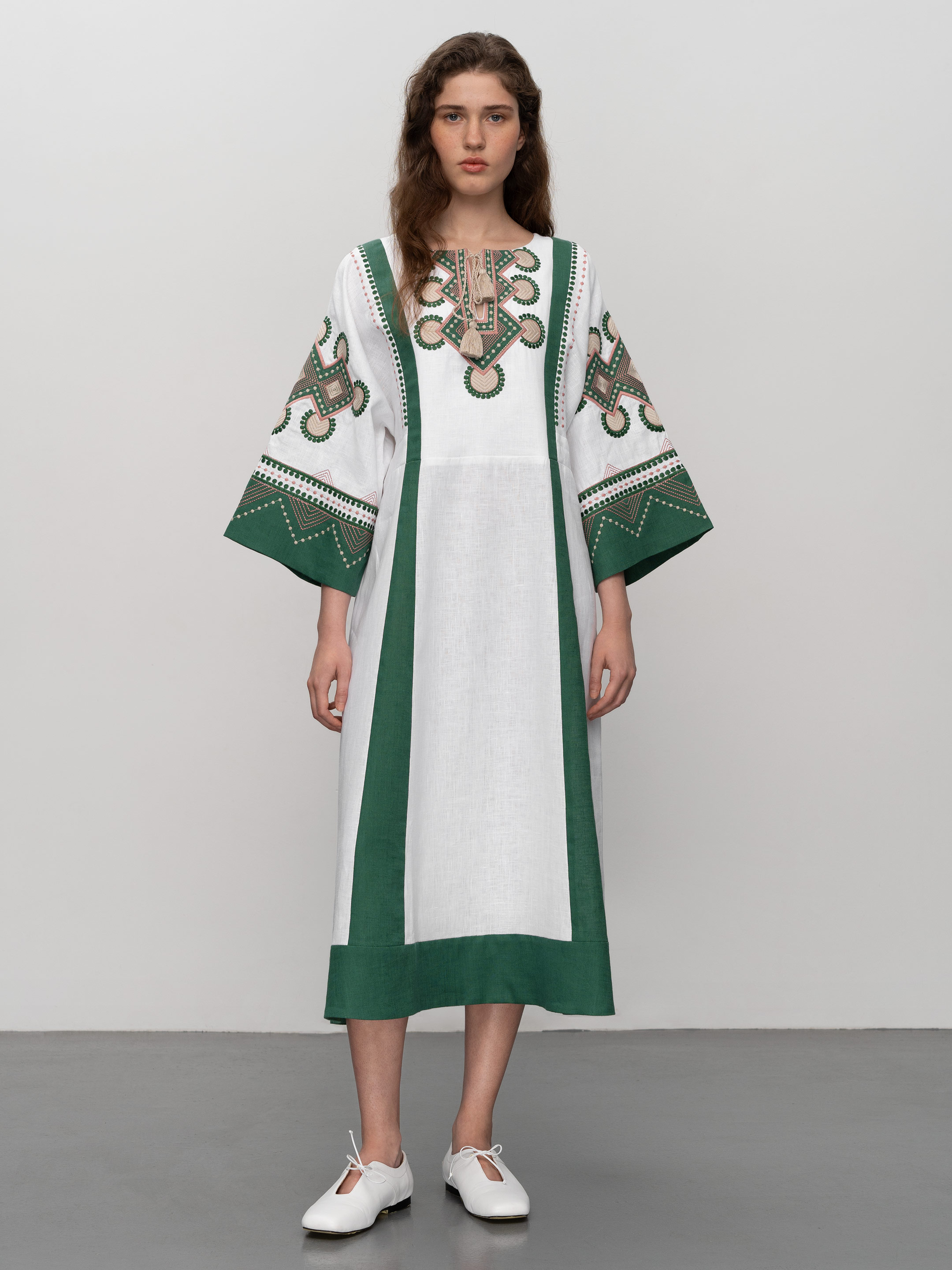 Free-cut white dress with embroidery Temple - photo 1