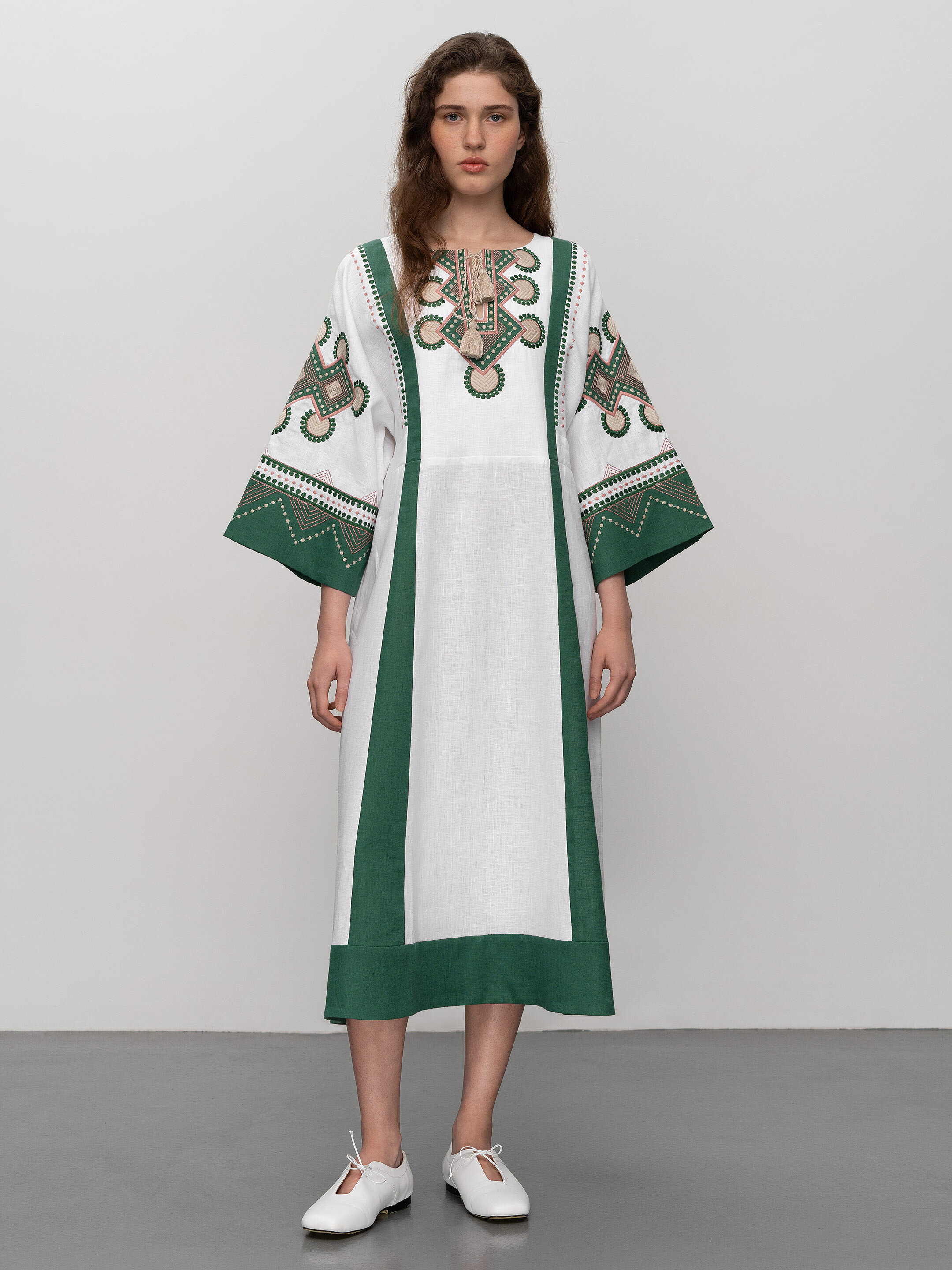 Free-cut white dress with embroidery Temple Buy