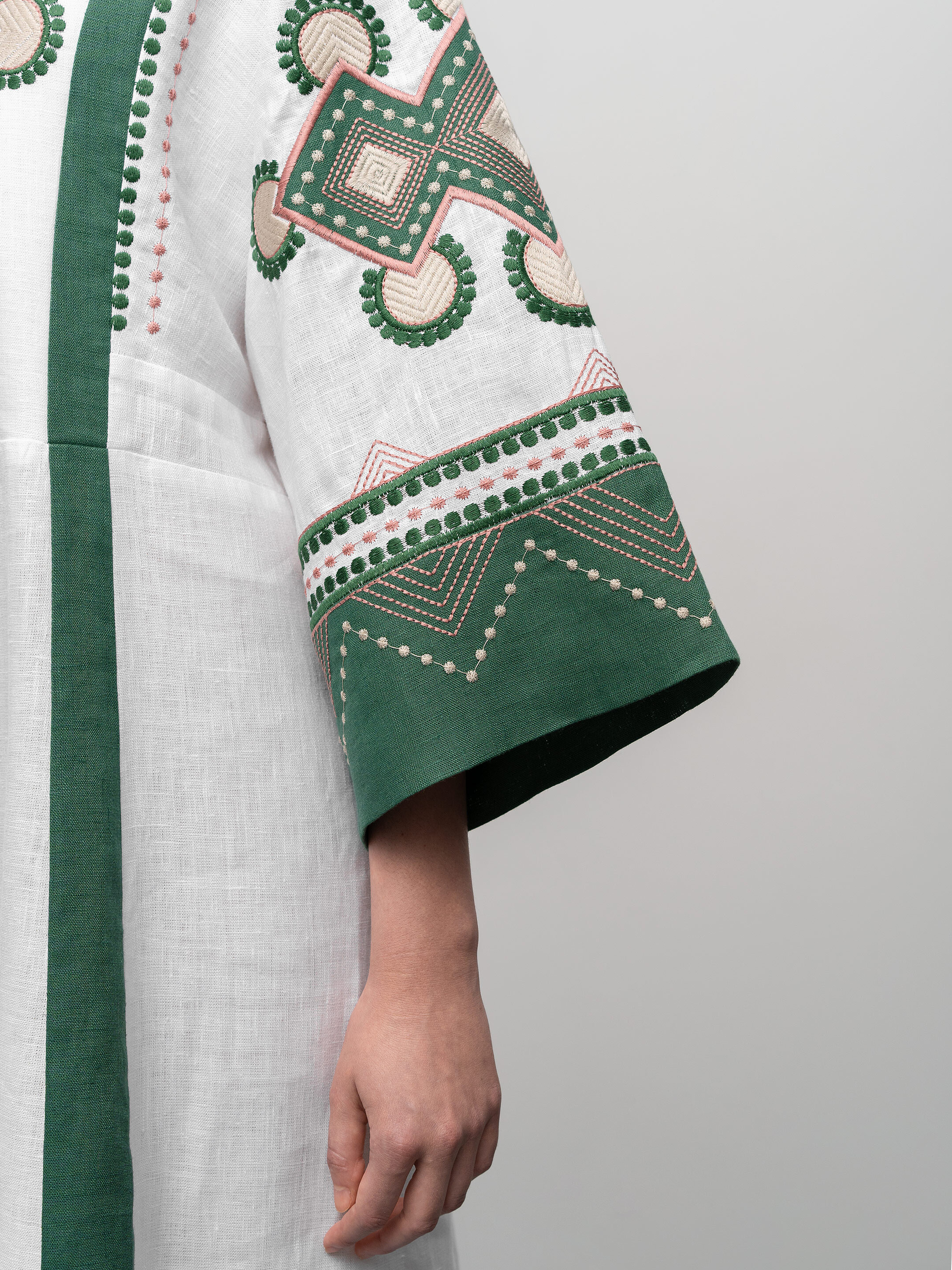 Free-cut white dress with embroidery Temple sizes