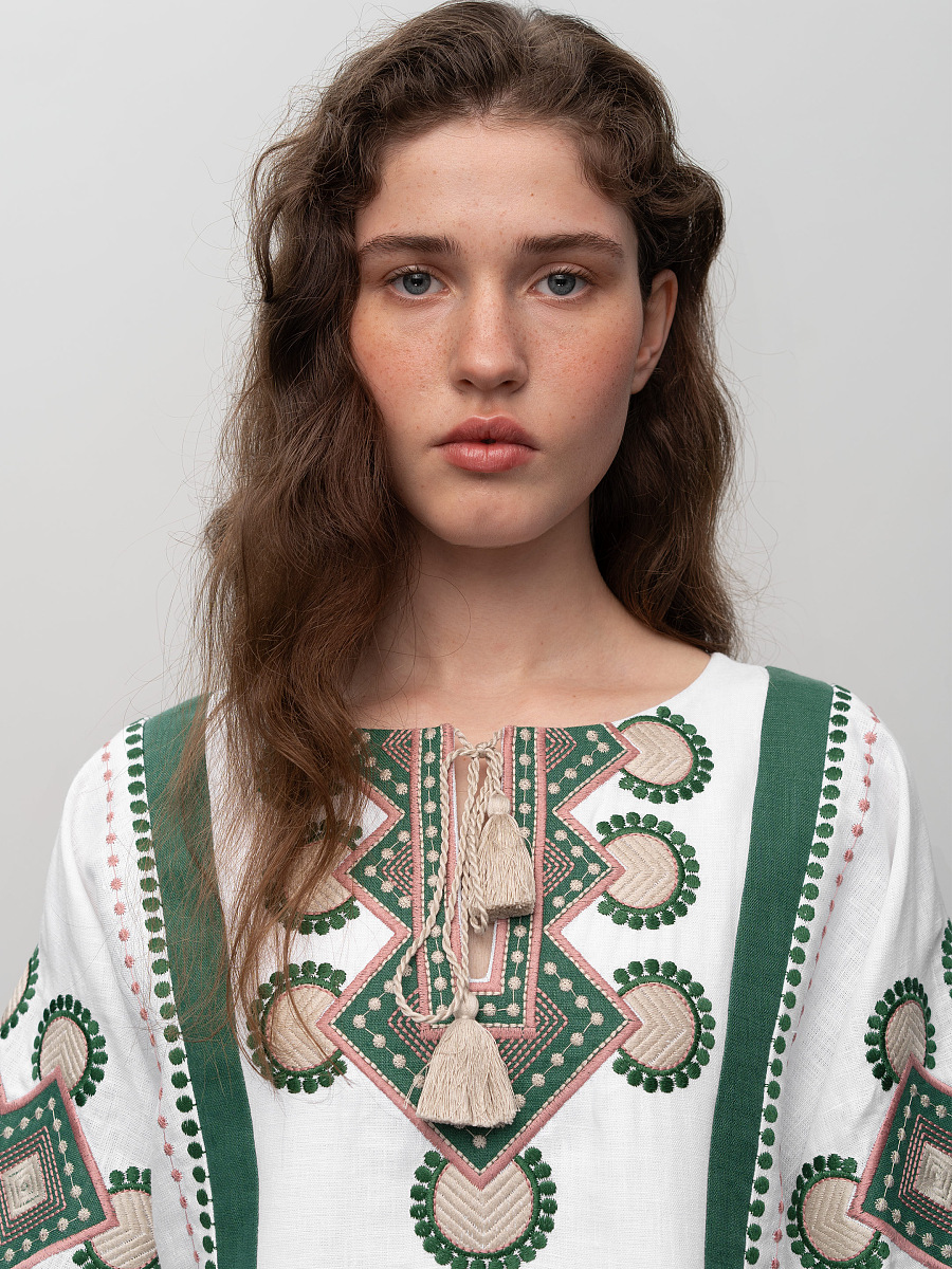 Free-cut white dress with embroidery Temple [0]