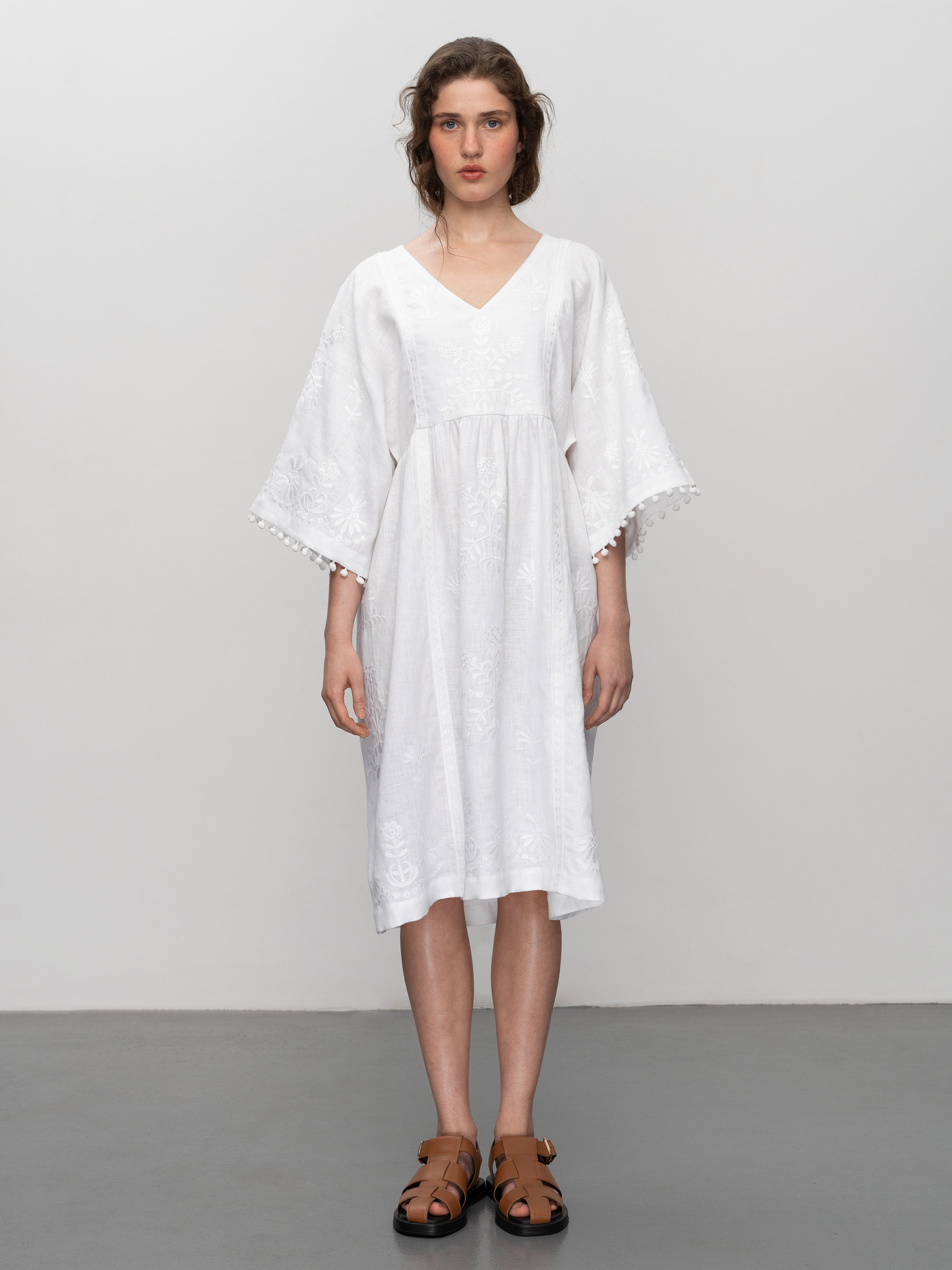White easy linen dress with floral embroidery Virgin - photo 1