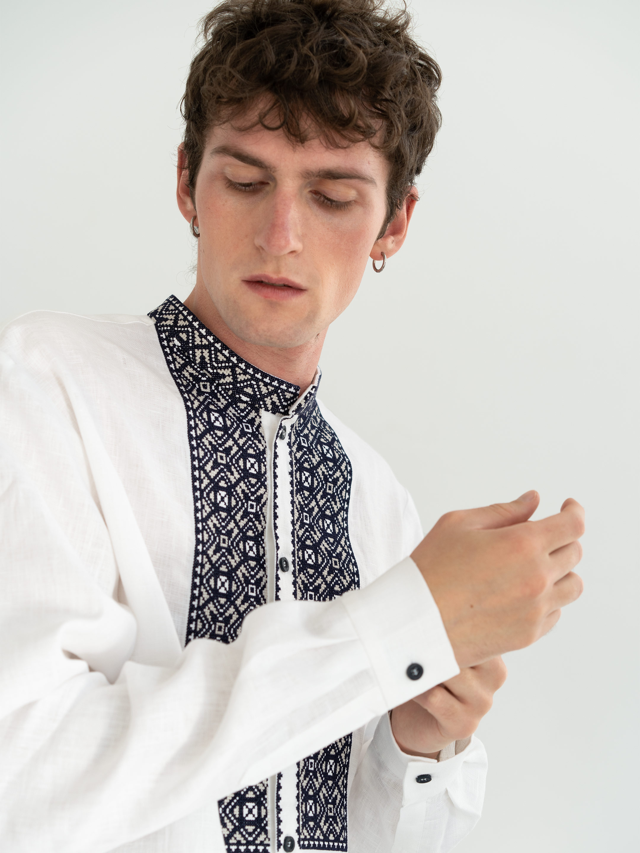 White linen men's embroidered shirt on buttons ED6/2 - photo 2