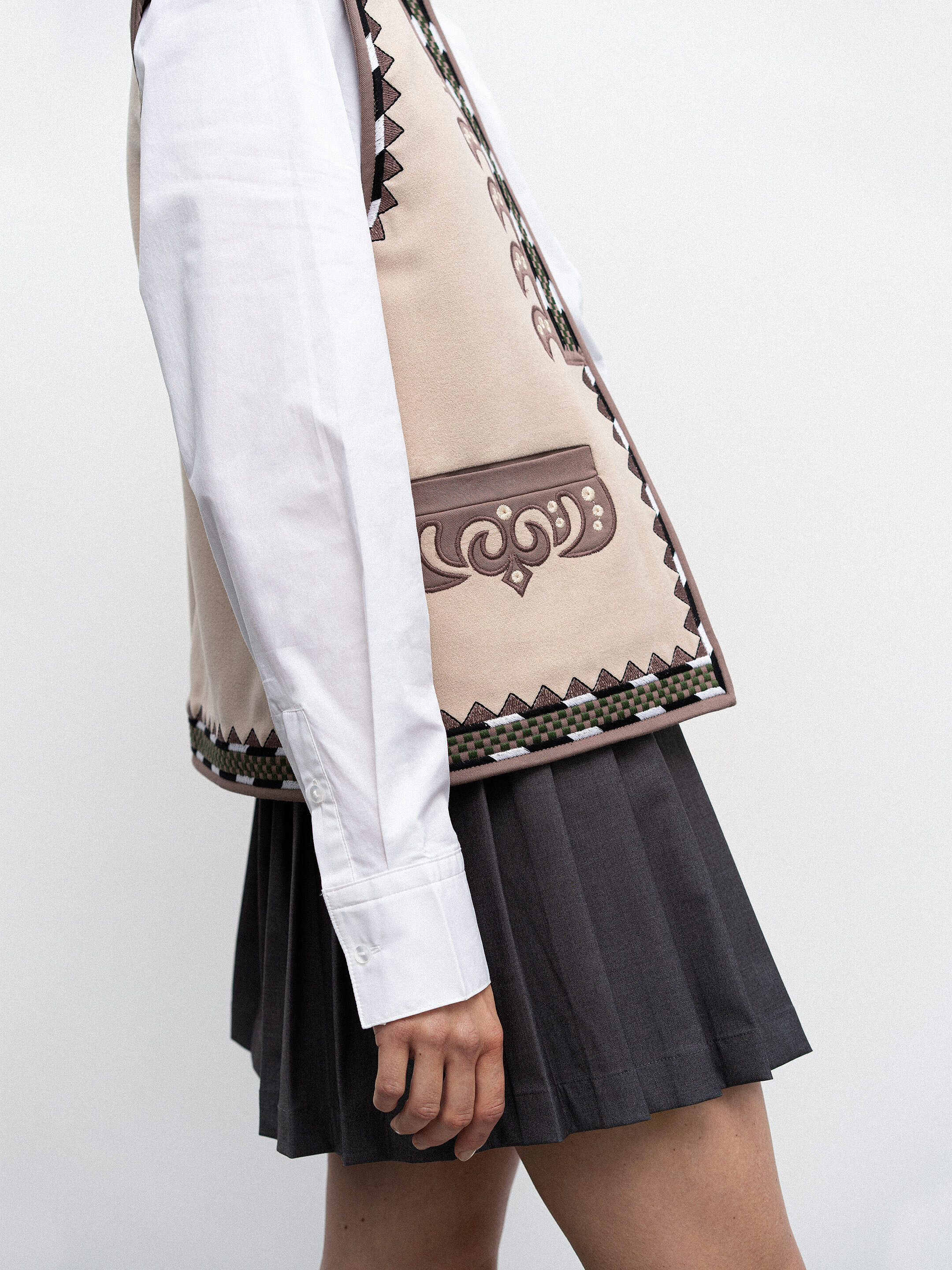 Vest with embroidery and appliqué Folk choose