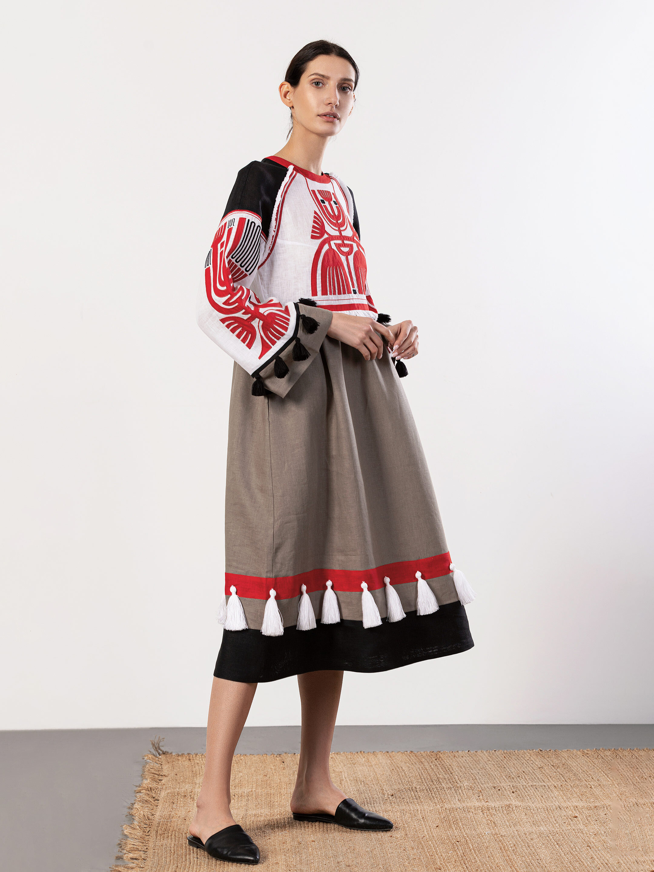 Linen dress with applique Icon Red fitting