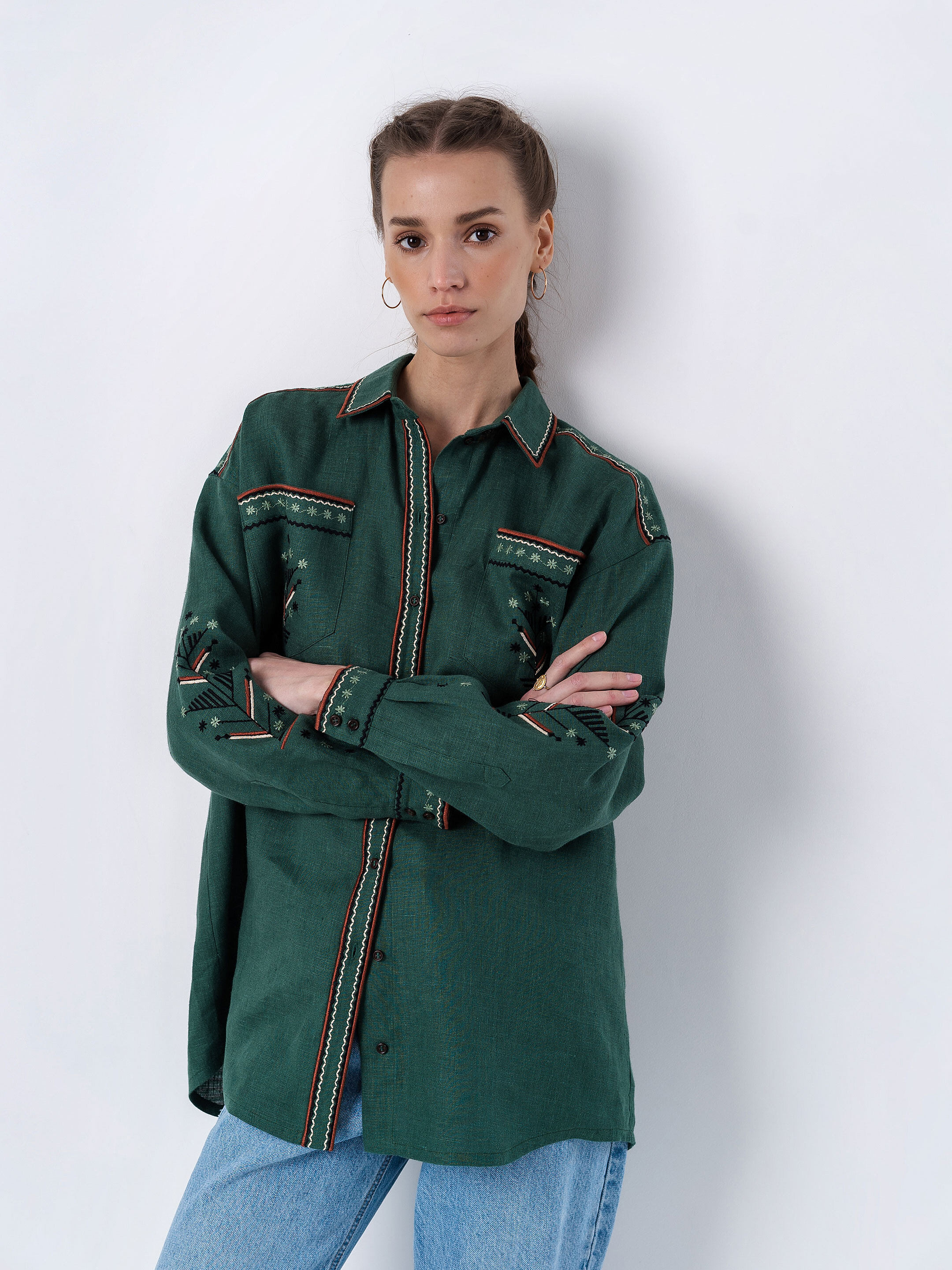 Green linen embroidered shirt Forest fitting