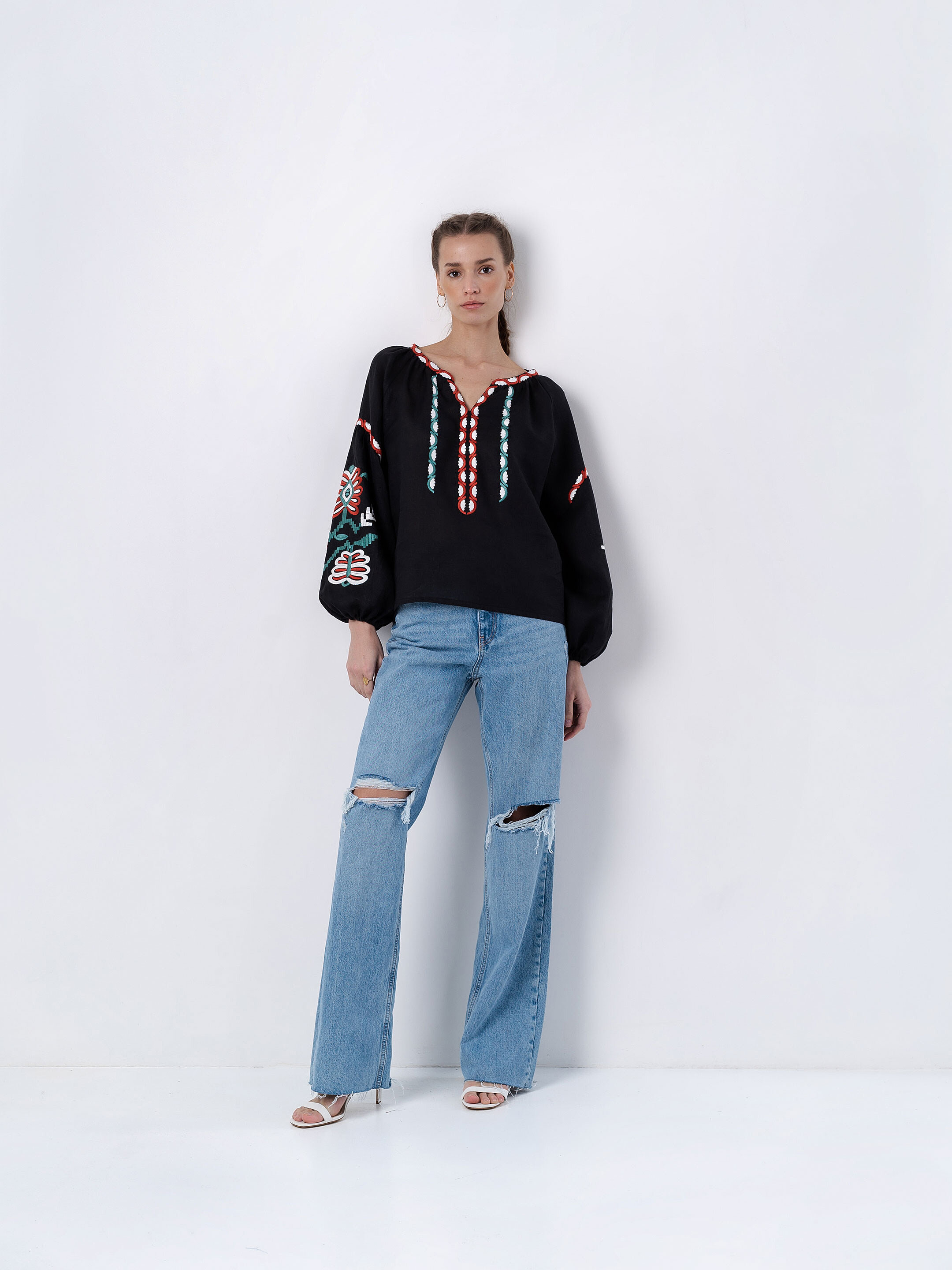 Embroidered shirt with black linen VARENYK ціна