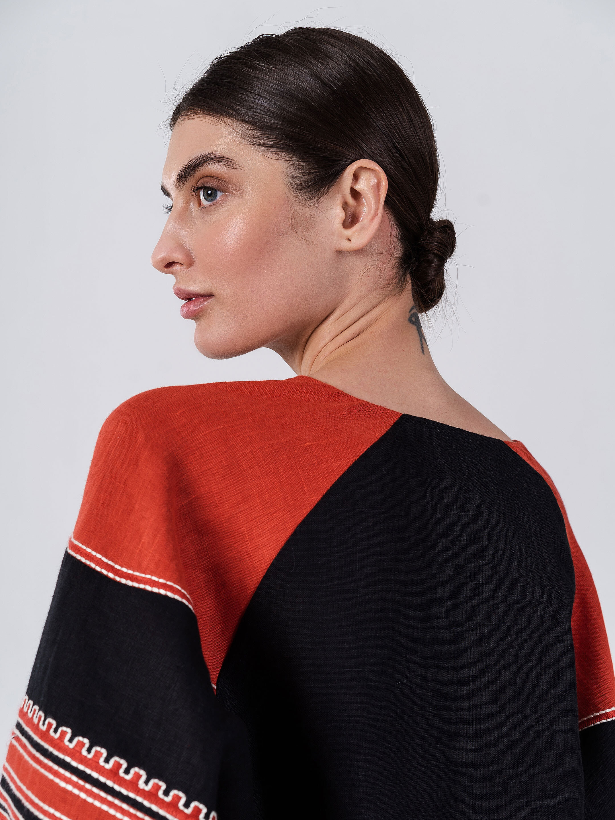 Linen embroidered shirt with free cut Vintage Red fitting