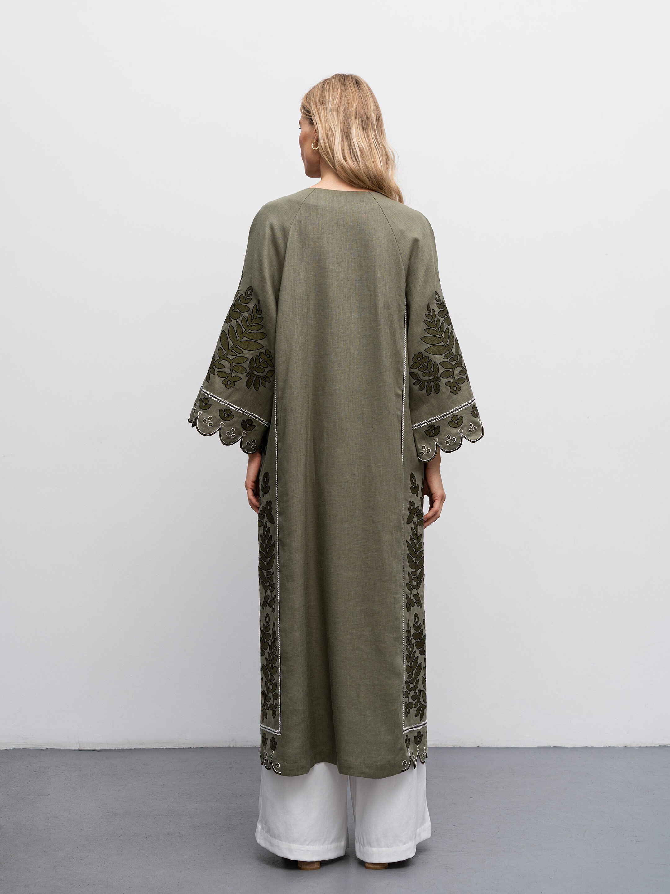 Linen embroidered dress with buttons Smereka photo