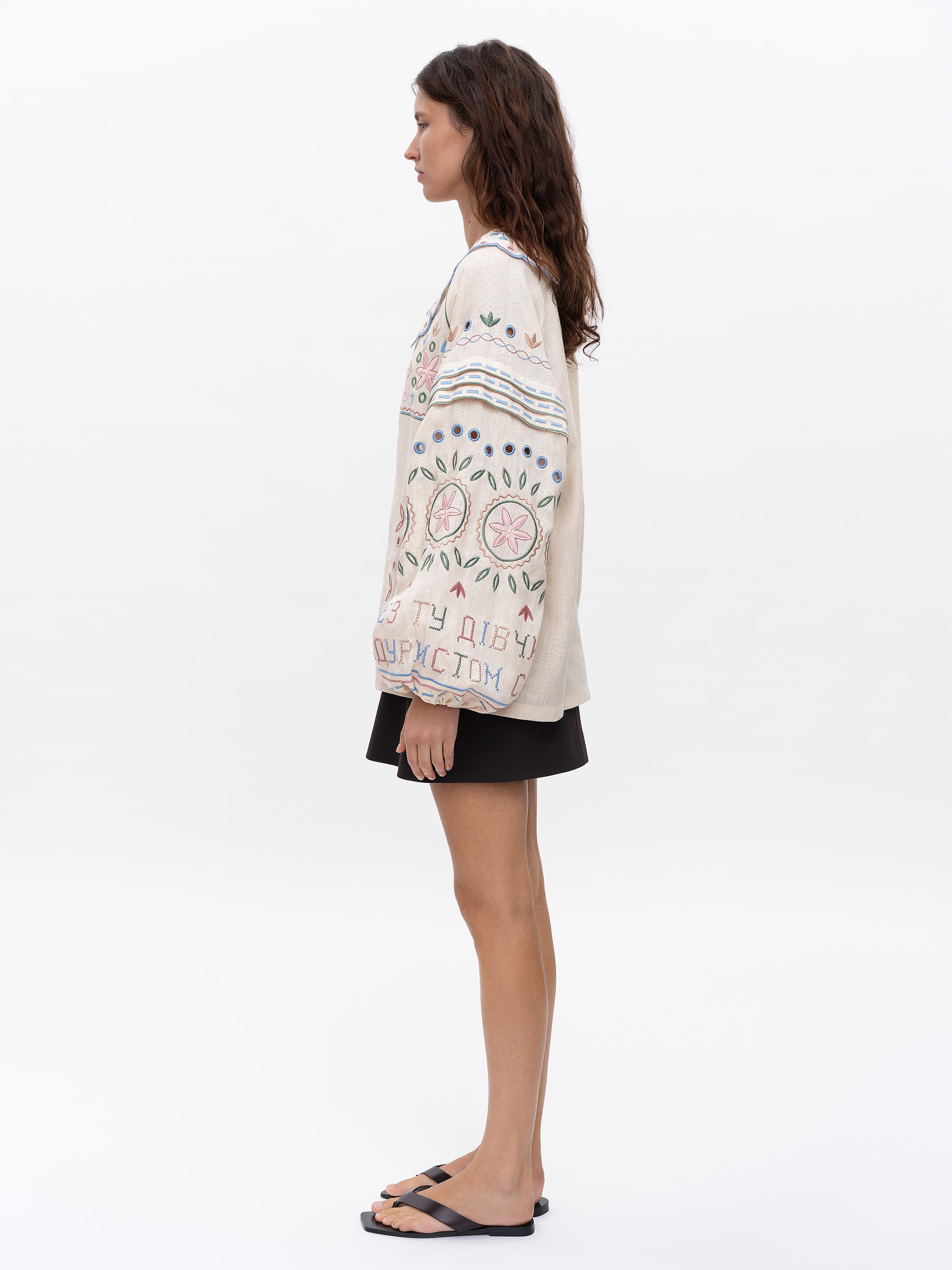 Embroidered beige linen shirt with a collar Bandura in Ukraine