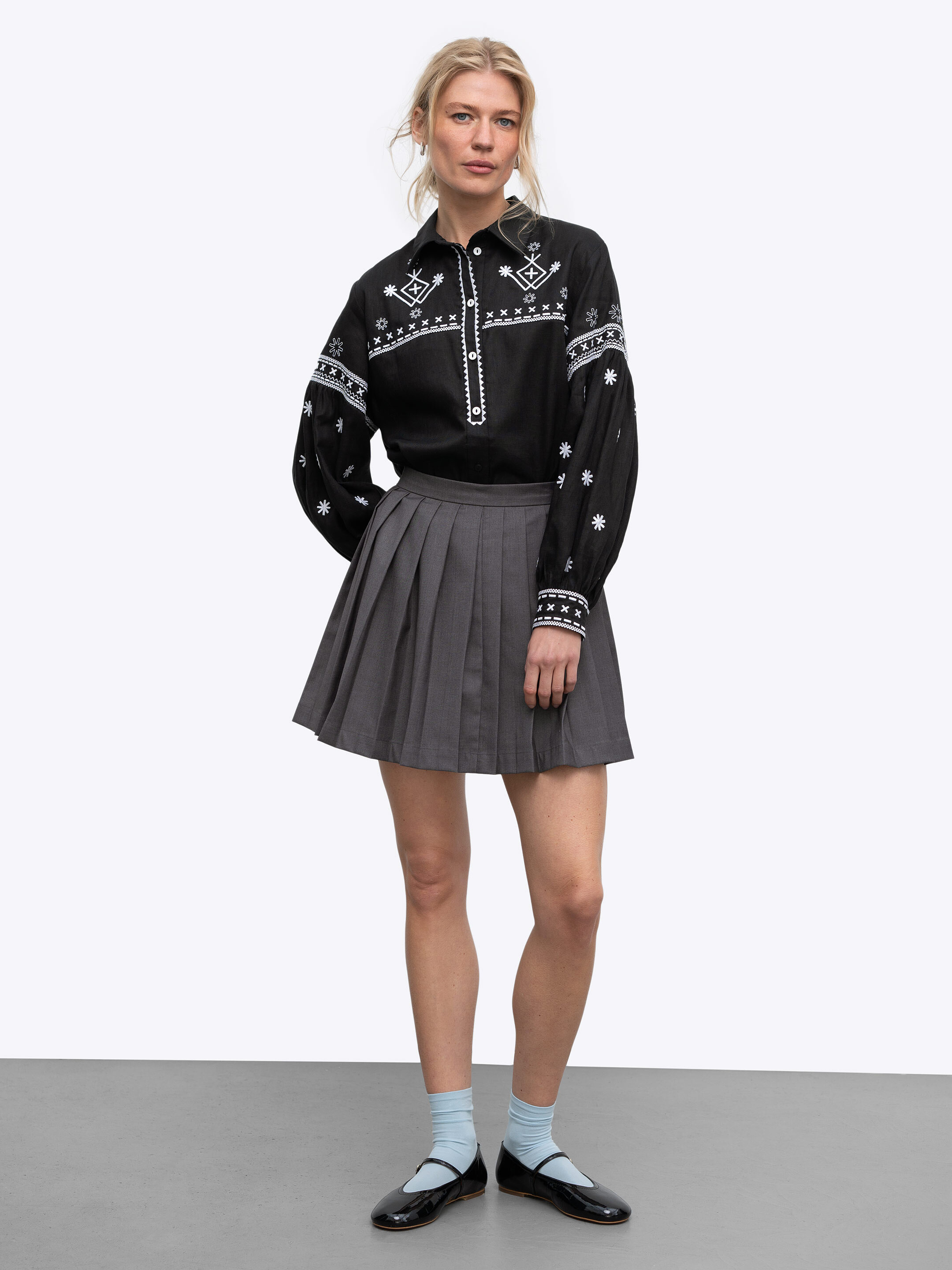 Black linen shirt with embroidery Bloom Black photo