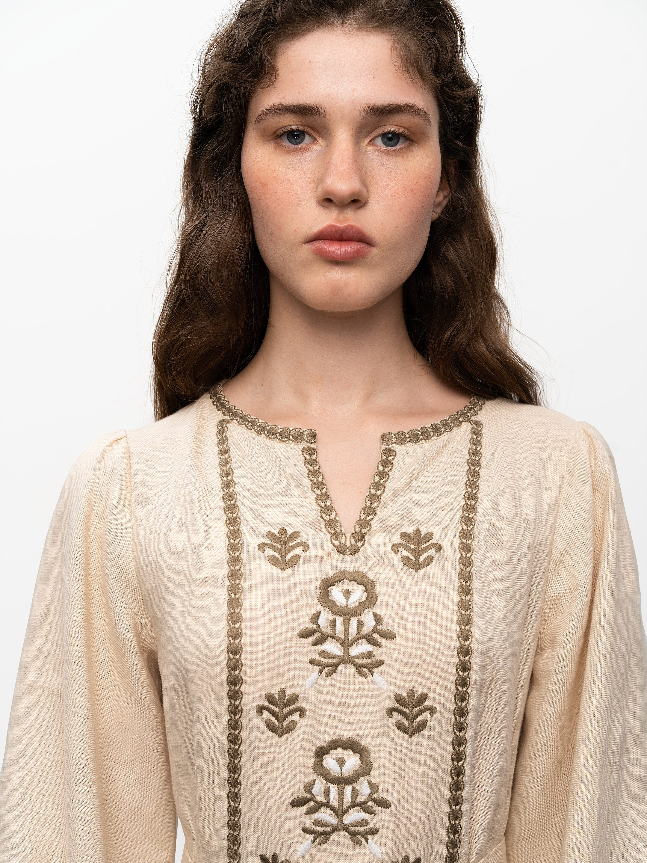 Embroidered linen dress Tranoy photo