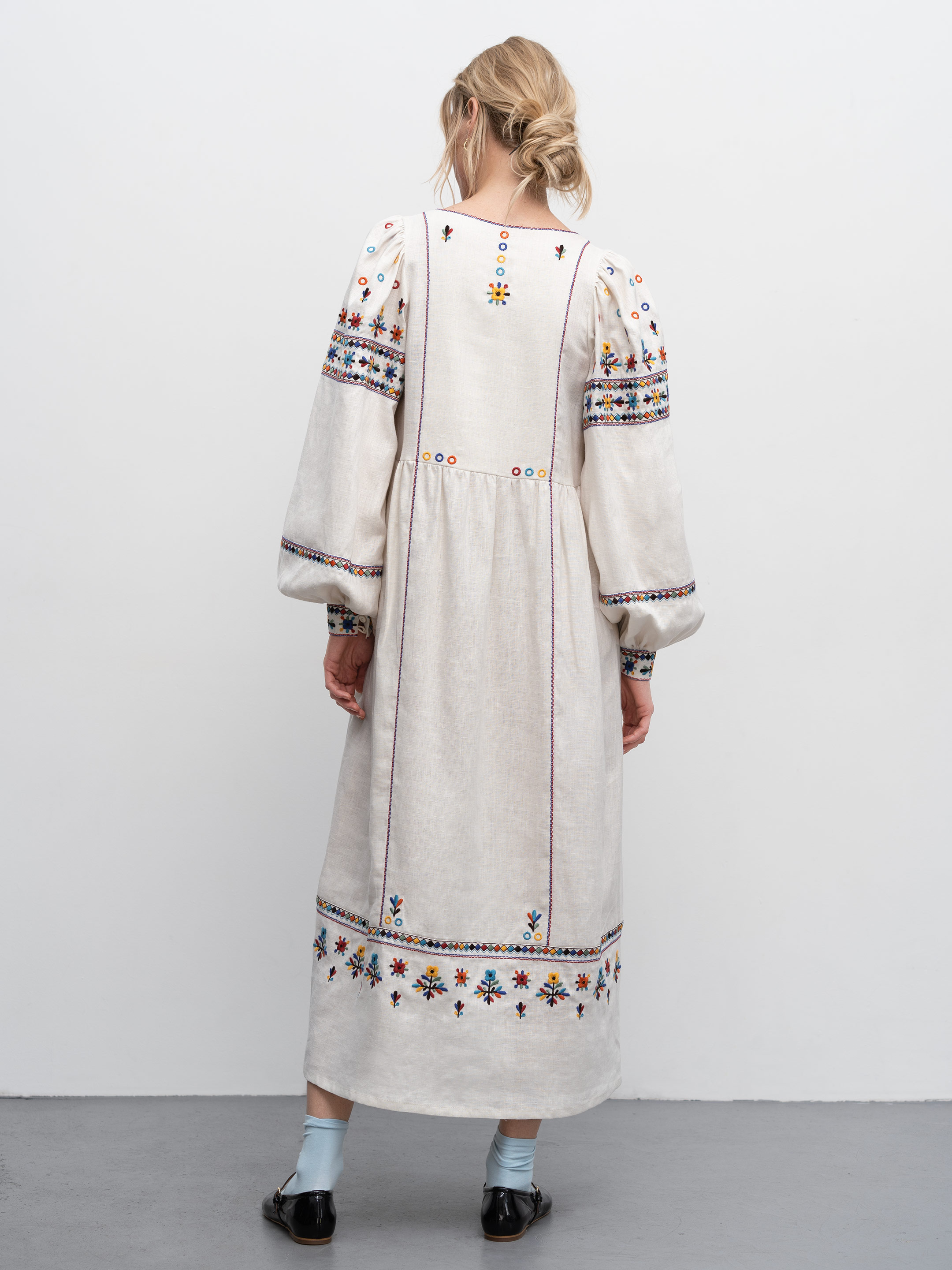 Long green linen dress Vasilina - Festive linen dress with lace and  embroidery.