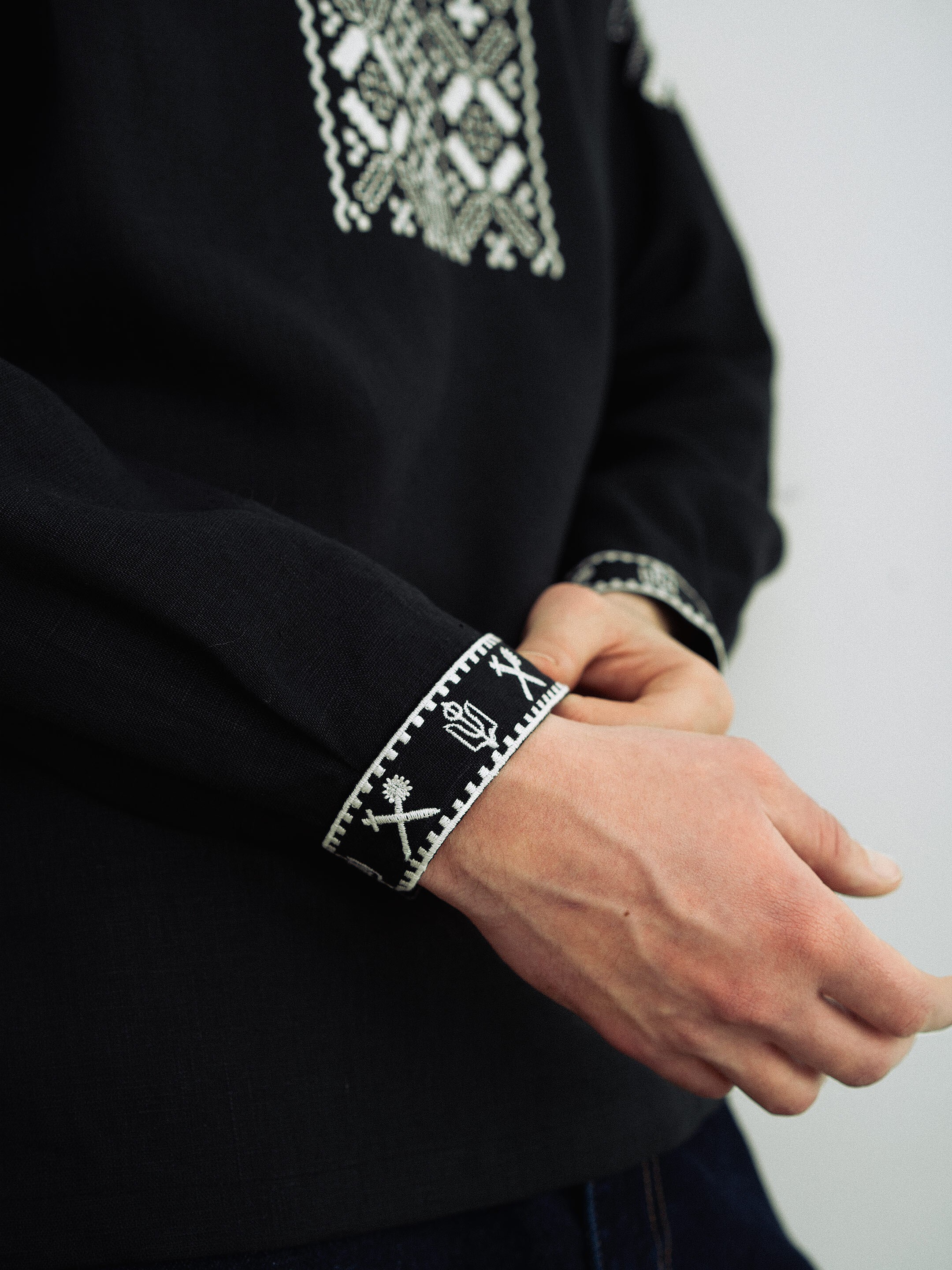 Black linen embroidered shirt Vidsich photo