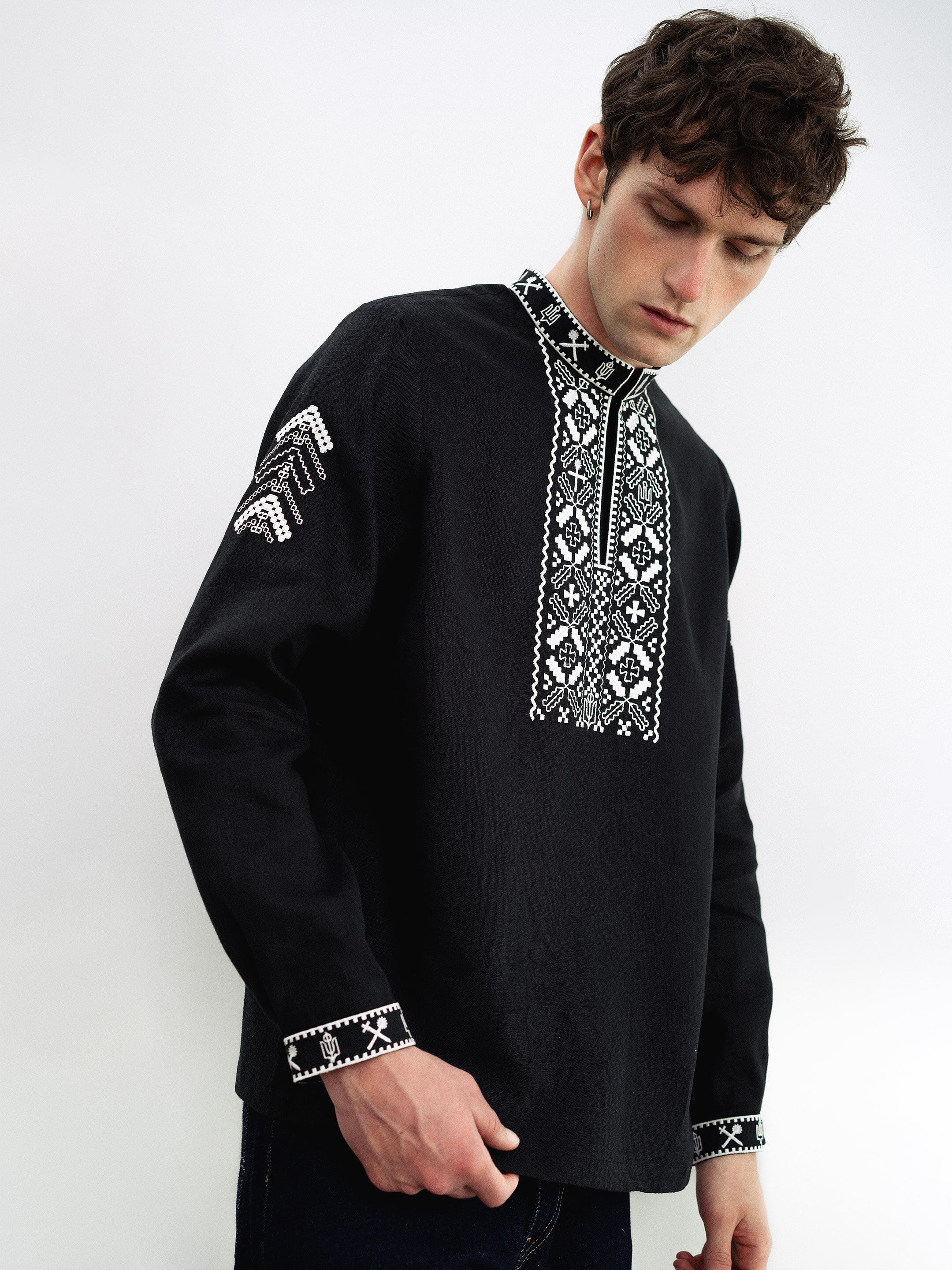 Black linen embroidered shirt Vidsich fitting