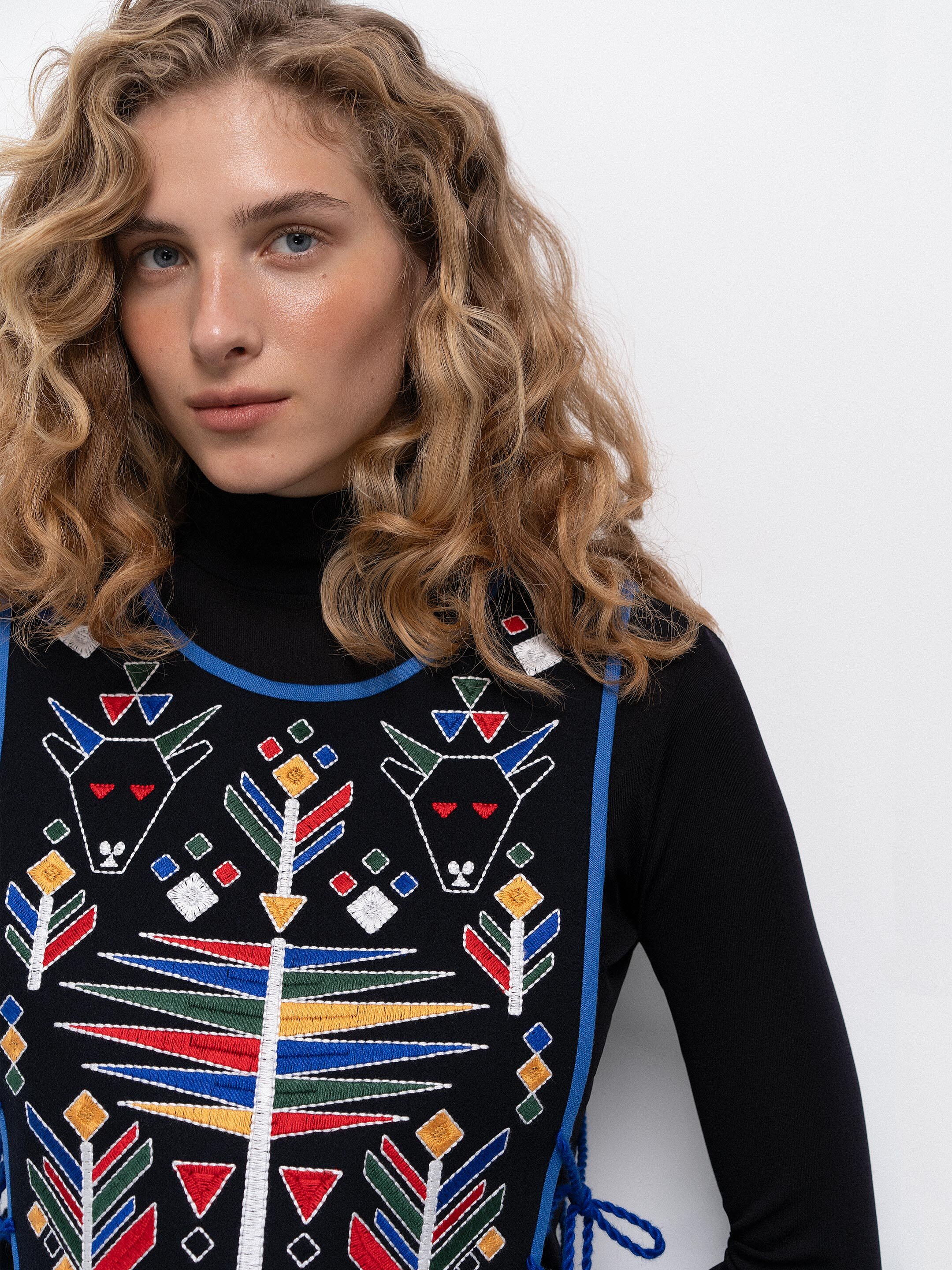 Wool embroidered vest with ties Koza Chorna photo