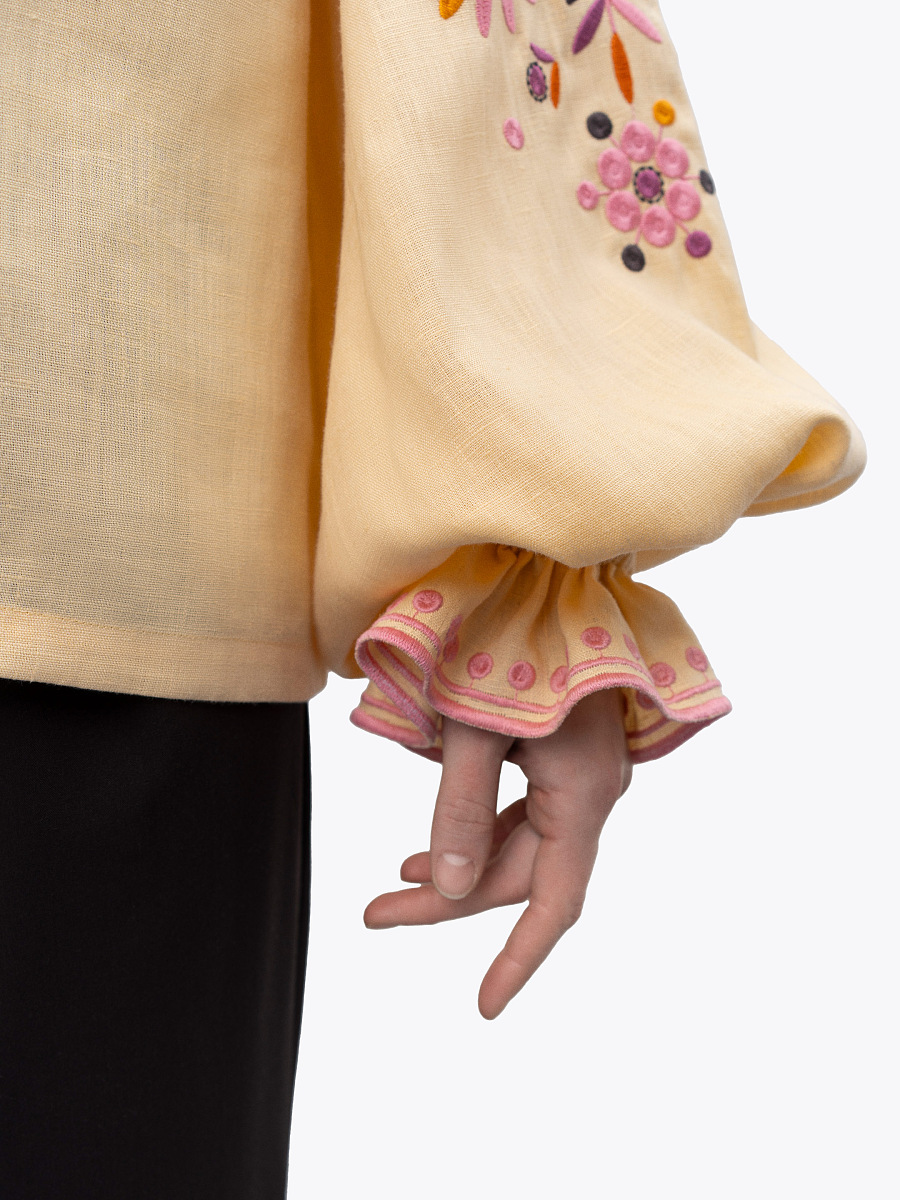 Voluminous embroidered blouse with floral ornaments Kviten [0]