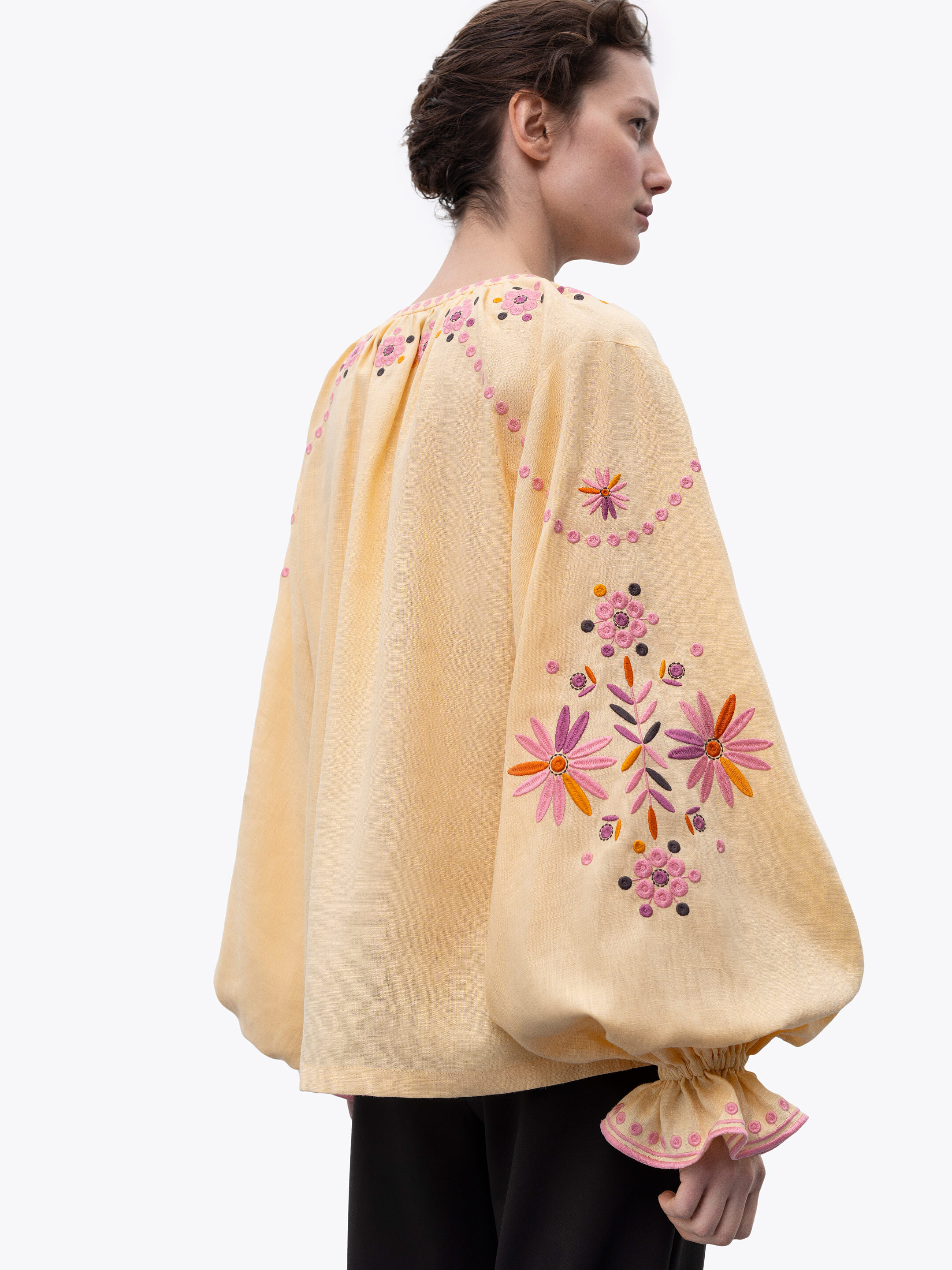 Voluminous embroidered blouse with floral ornaments April choose