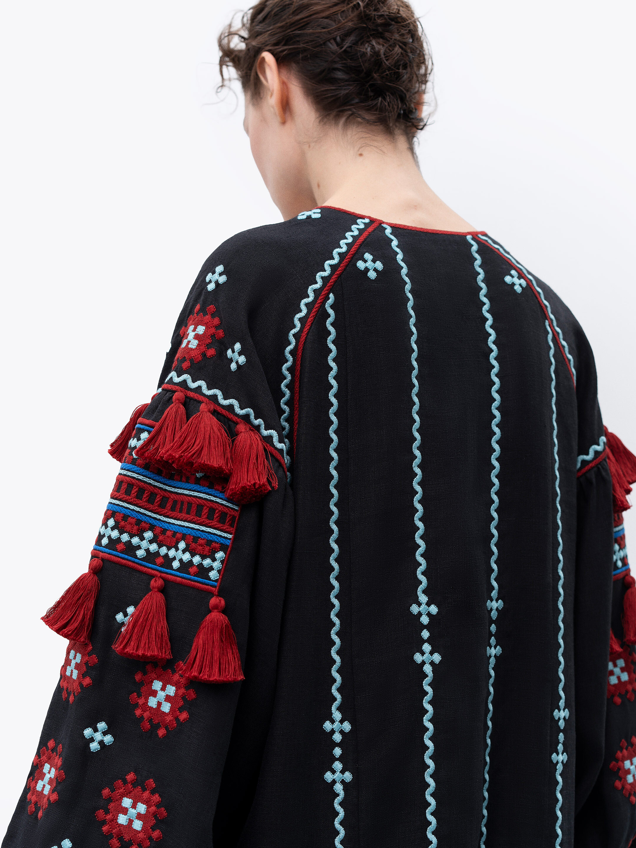 Black linen embroidered dress with contrasting ornaments and tassels Tera ціна