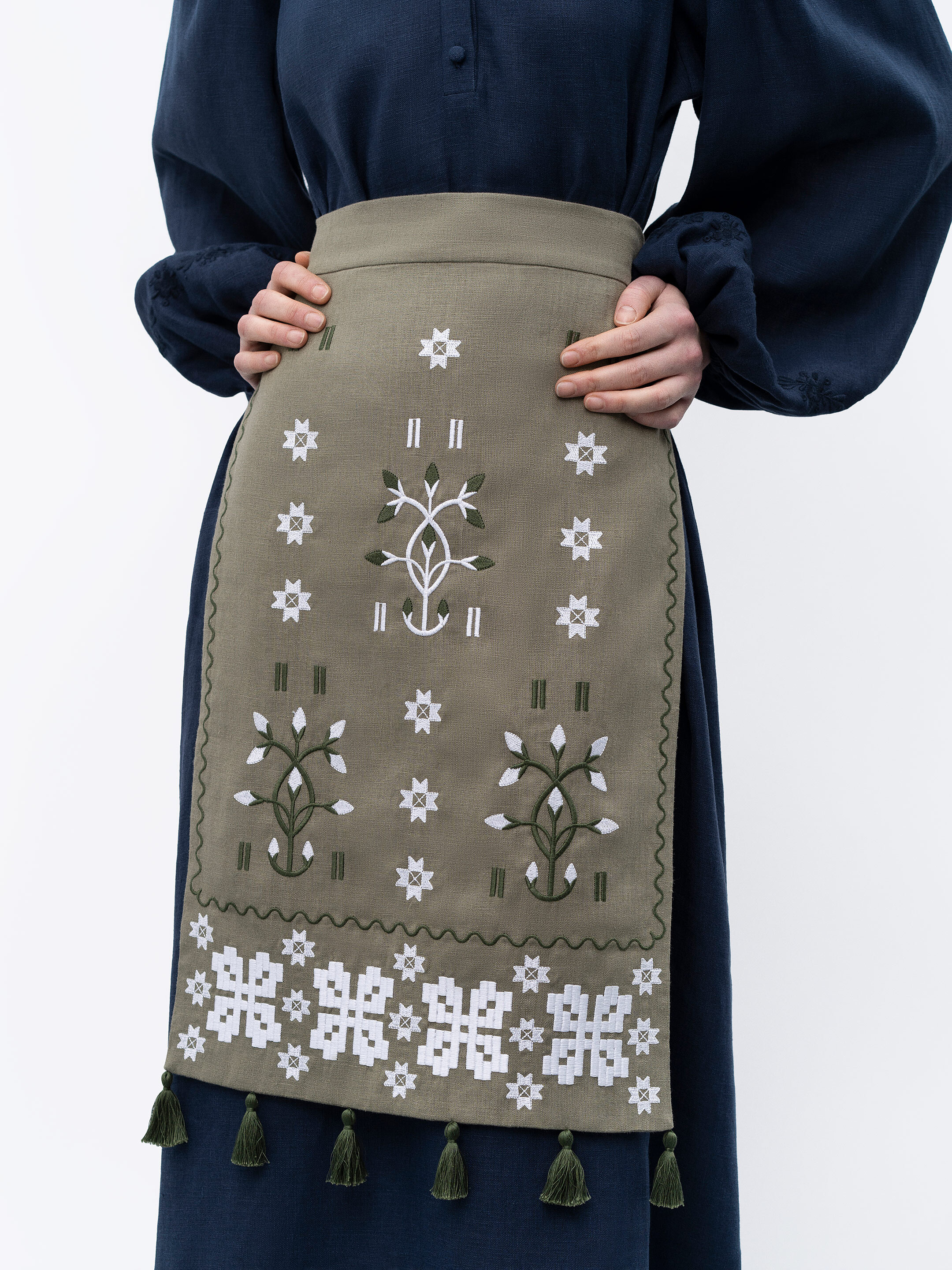 Embroidered linen apron khaki color Rozmay photo
