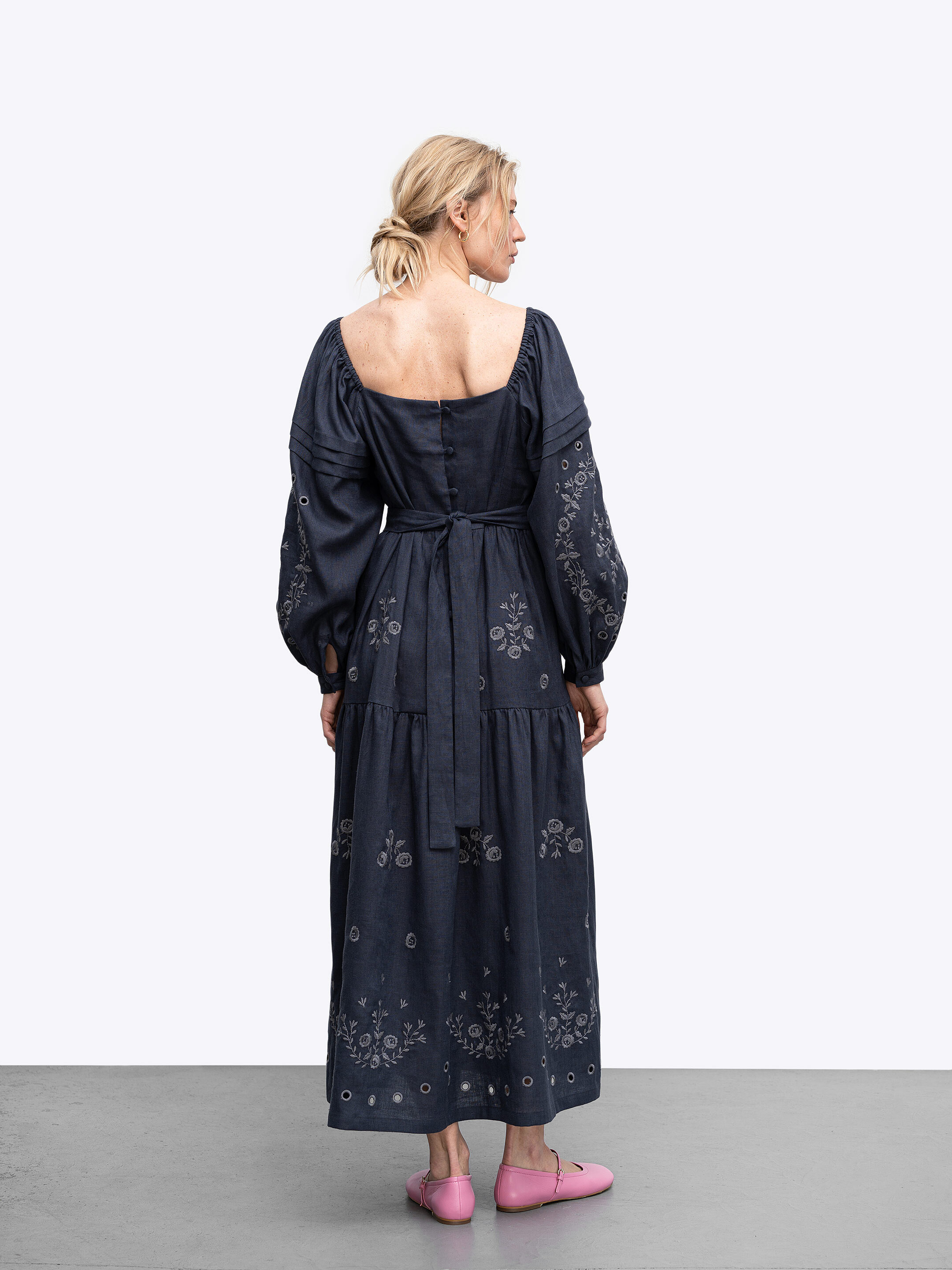 Linen embroidered dress "Myt" temna fitting