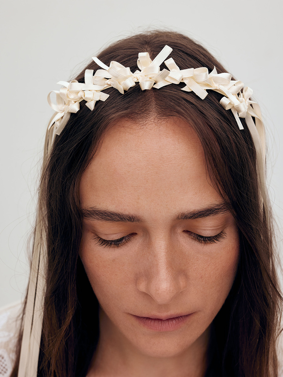 Light summer wreath made of milk-colored satin thread "Lebidka" [0]