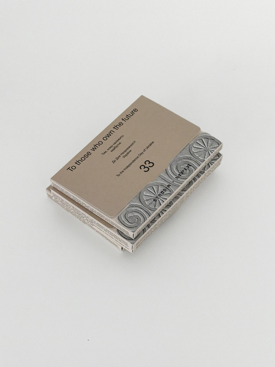 A gift postcard set [0]