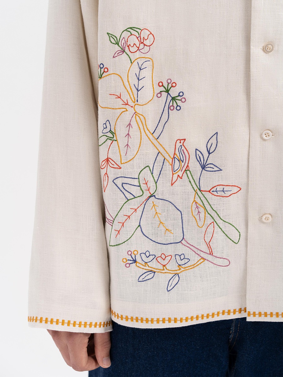 Light shirt with colored embroidery "Hlid" [0]