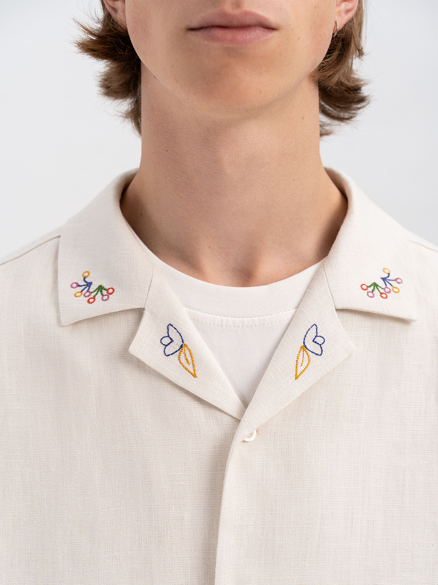 Light shirt with colored embroidery "Hlid" [0]