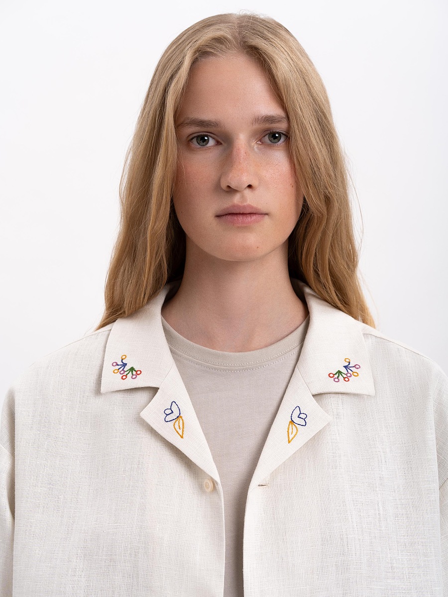 Light shirt with colored embroidery "Hlid" [0]