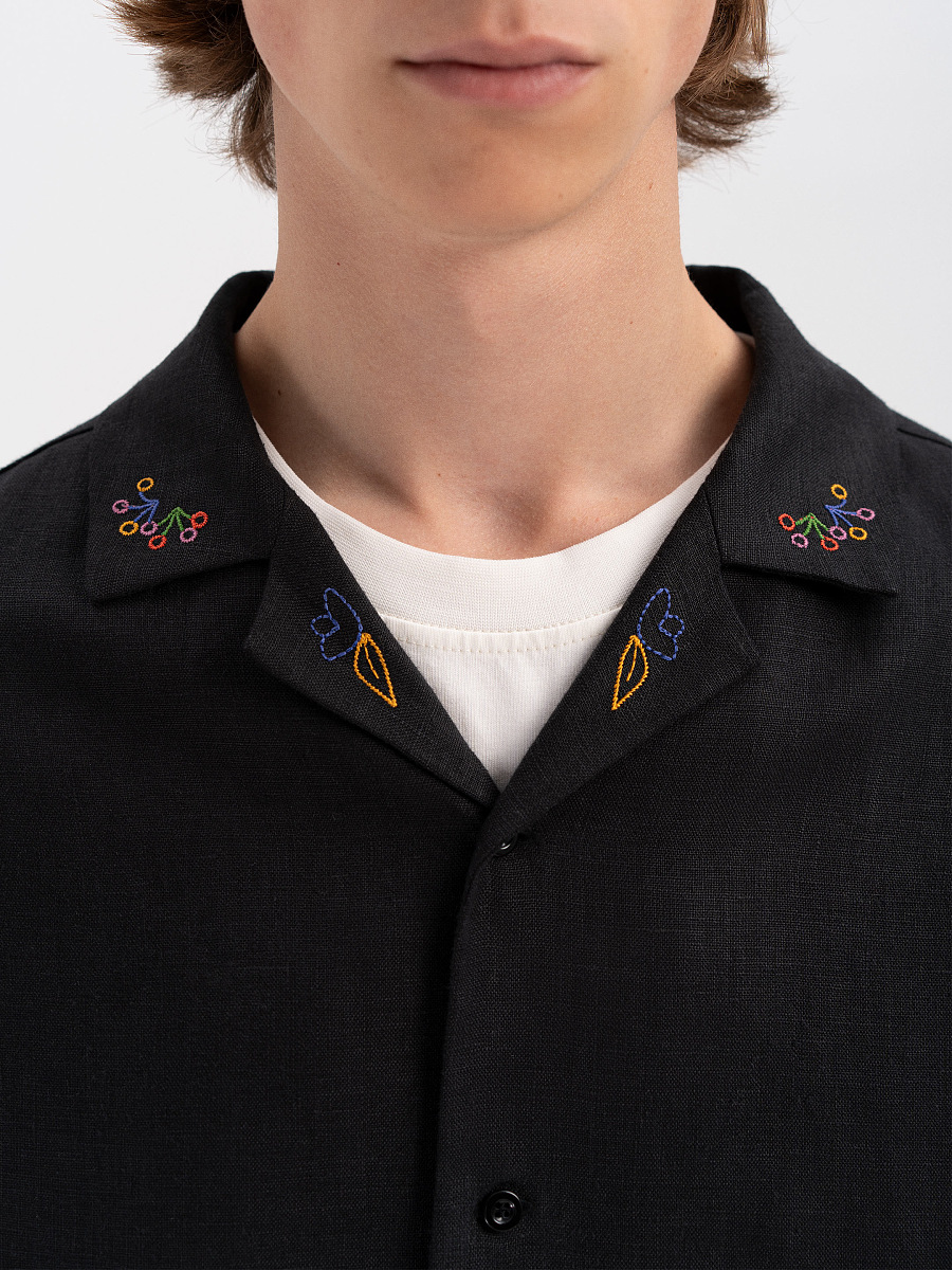 Dark shirt with colored embroidery "Hlid" [0]
