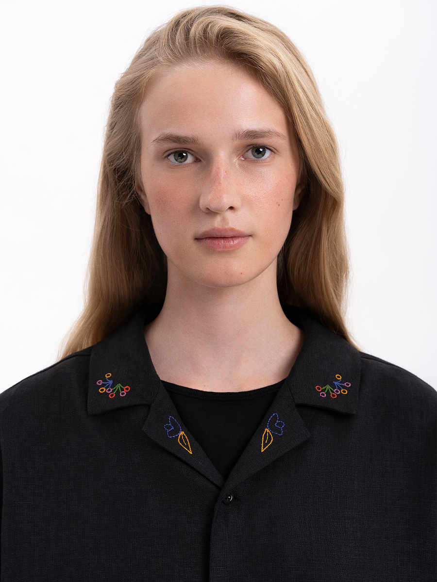 Dark shirt with colored embroidery "Hlid" [0]