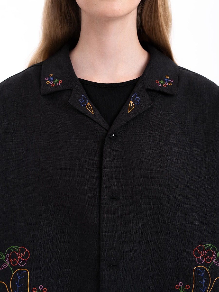 Dark shirt with colored embroidery "Hlid" [0]