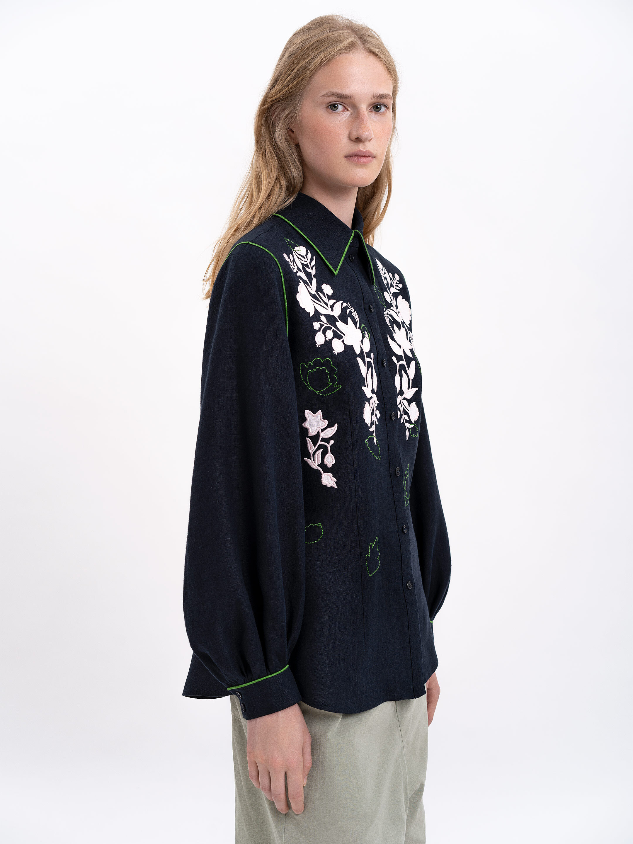 Black linen embroidered shirt "Zhuravlyna" fitting