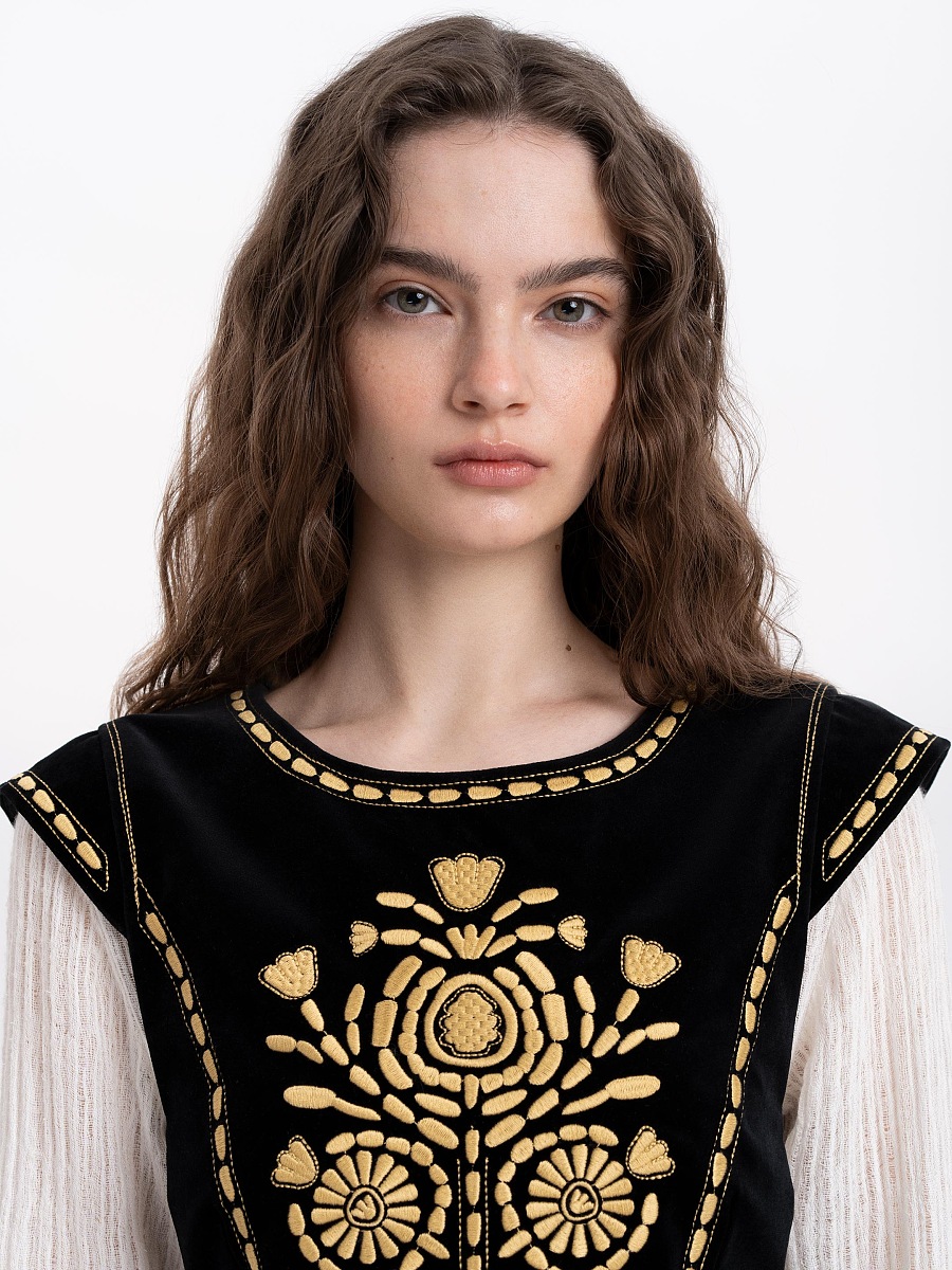 Embroidered vest in black "Velvet" [0]