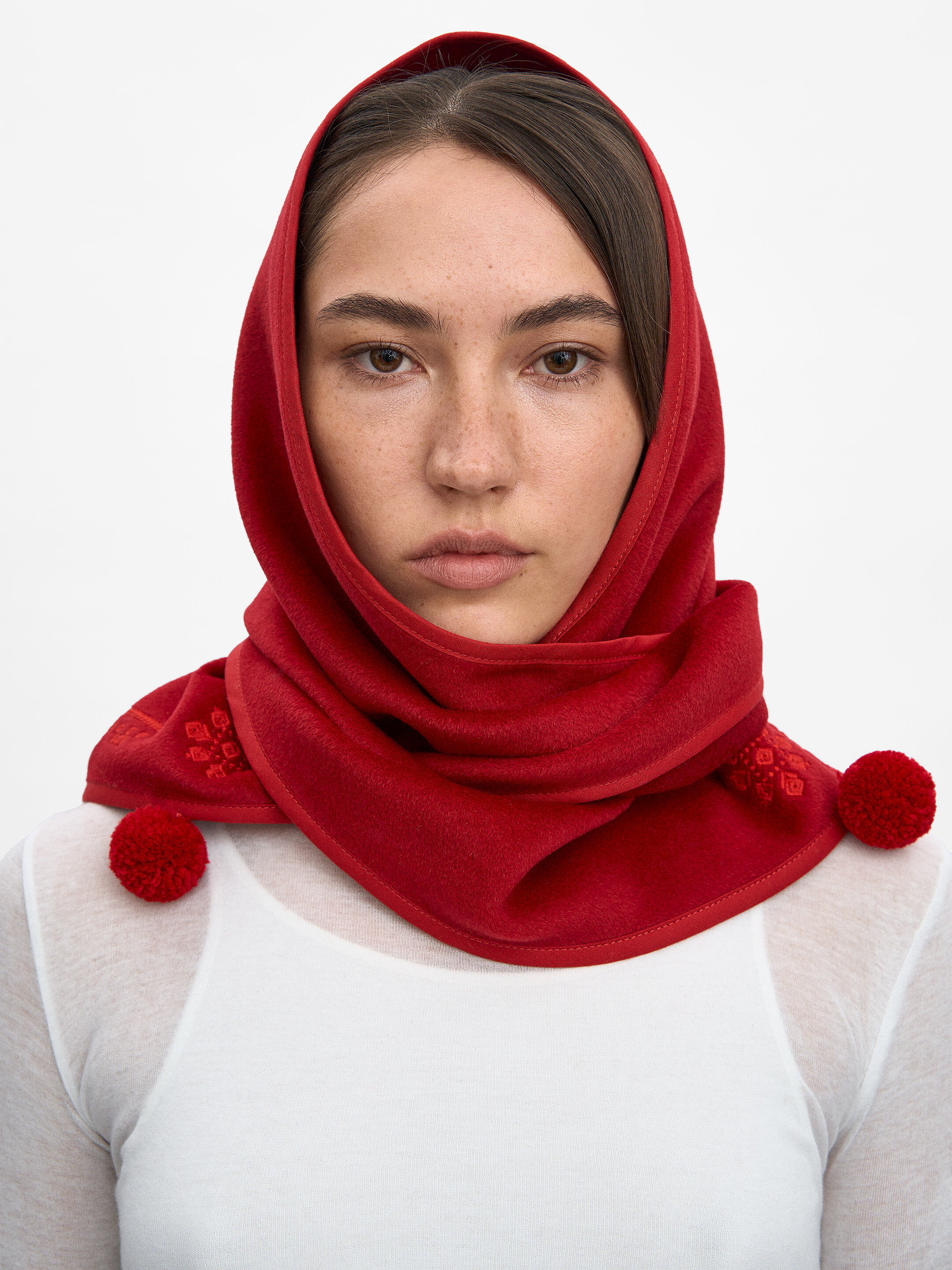 The “Vatra” scarf in red Buy
